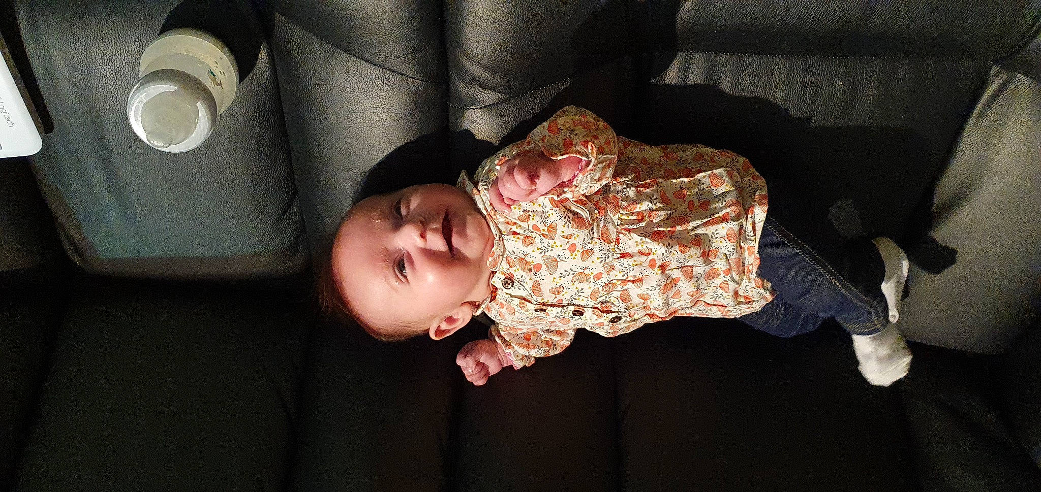 Enola participe au concours pour gagner de l'argent avec cette photo : baby, baby_products, baby_toddler_clothing, cheek, child, comfort, couch, darkness, flash_photography, flesh, fun, happy, mouth, person, sitting, skin, sleeve, smile, toddler, tree