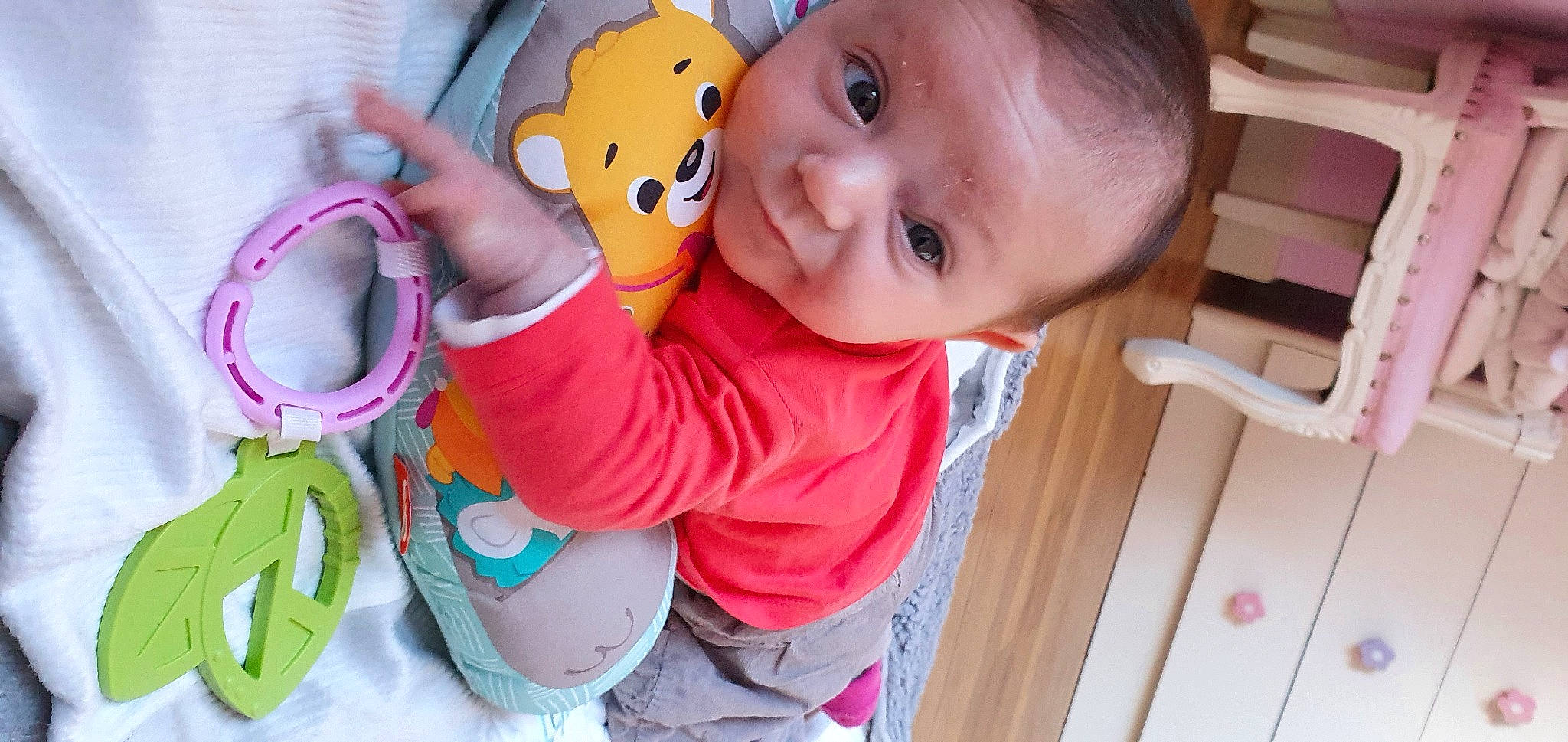 Enola a rejoint le concours — aidez-le/la à gagner de superbes lots ! baby, baby_playing_with_toys, baby_products, baby_safety, baby_toddler_clothing, baby_toys, cheek, child, fun, happy, nose, person, pink, product, skin, sleeve, smile, toddler, toy, white