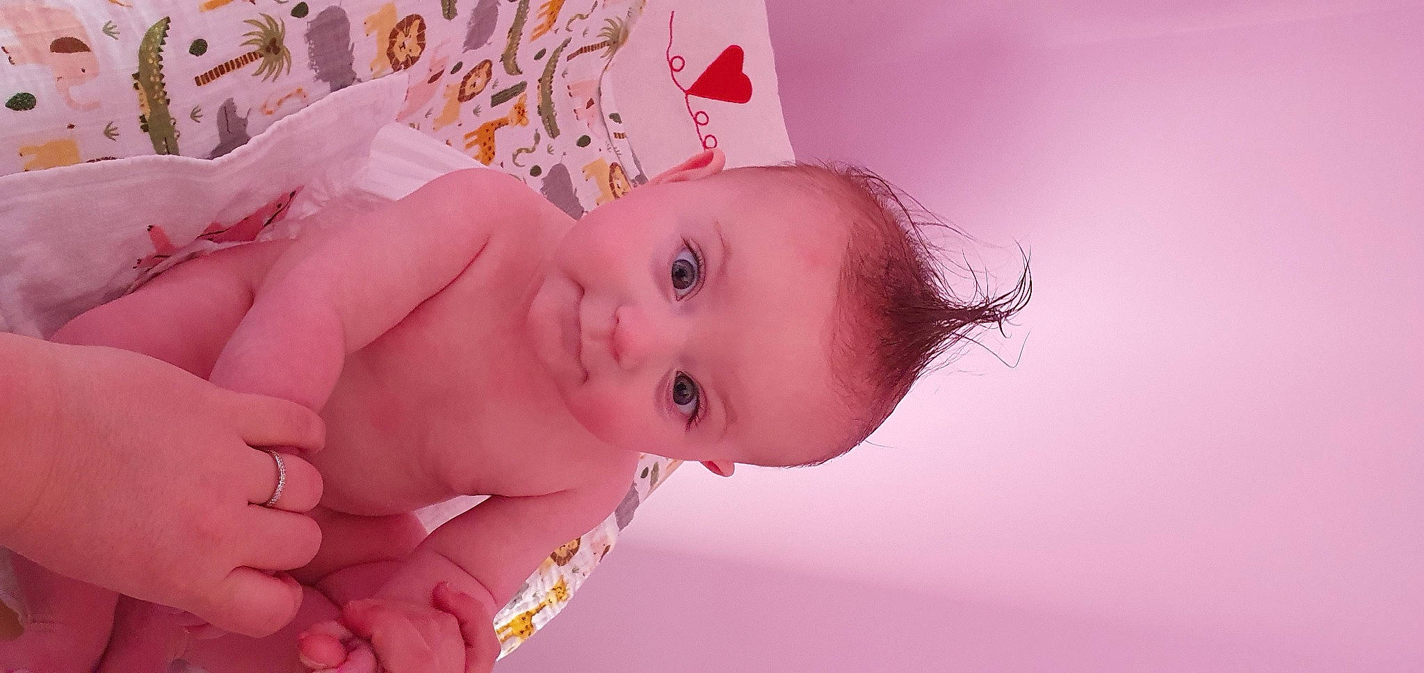 Enola a rejoint le concours — aidez-le/la à gagner de superbes lots ! baby, baby_toddler_clothing, cheek, child, close_up, ear, eye, eyebrow, eyelash, face, happy, head, iris, lip, neck, nose, person, pink, skin, smile