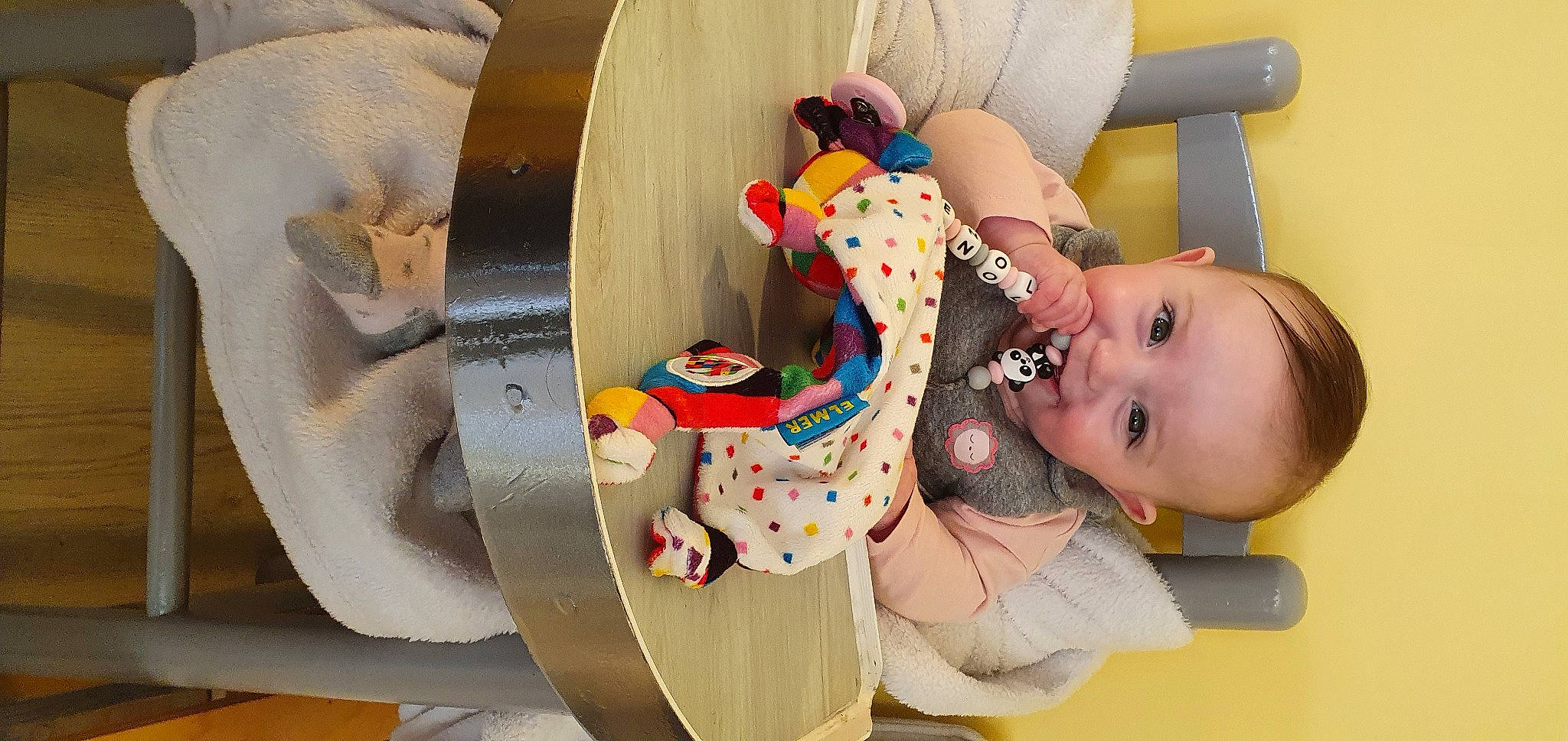 énola participe au concours pour gagner de l'argent avec cette photo : baby, baby_playing_with_toys, baby_products, baby_safety, baby_toddler_clothing, baby_toys, carmine, child, fun, happy, human_body, infant_bed, pattern, person, play, room, sitting, smile, stuffed_toy, toddler