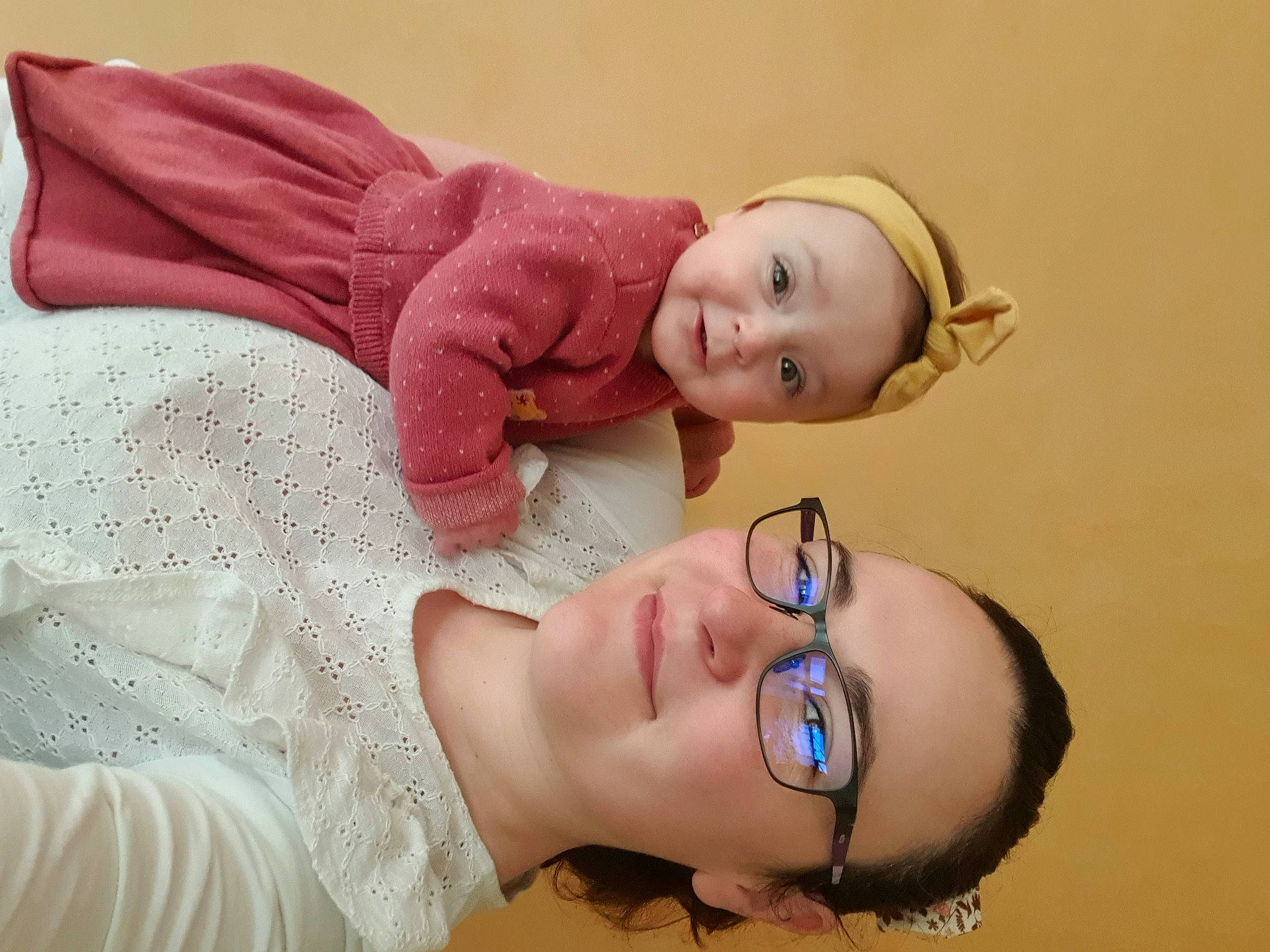 énola participe au concours pour gagner de l'argent avec cette photo : arm, baby, cheek, clothing, eye, eyebrow, eyelash, finger, flash_photography, gesture, glasses, happy, headgear, human_body, joy, lip, mouth, neck, person, skin