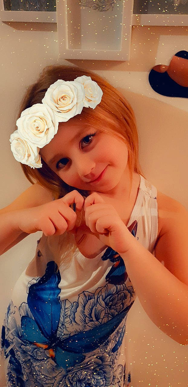 Maelys participe au concours pour gagner de l'argent avec cette photo : child, fashion_accessory, finger, flower, gesture, hair_accessory, hand, headband, headgear, headpiece, headwear, joy, long_hair, nail, person, toddler