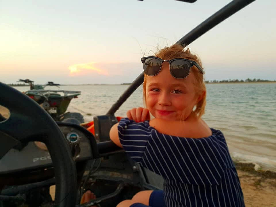 Maelys participe au concours pour gagner de l'argent avec cette photo : boating, boats_and_boating_equipment_and_supplies, eyewear, fun, glasses, joy, person, personal_protective_equipment, photography, recreation, sky, sunglasses, tourism, travel, vacation, vehicle