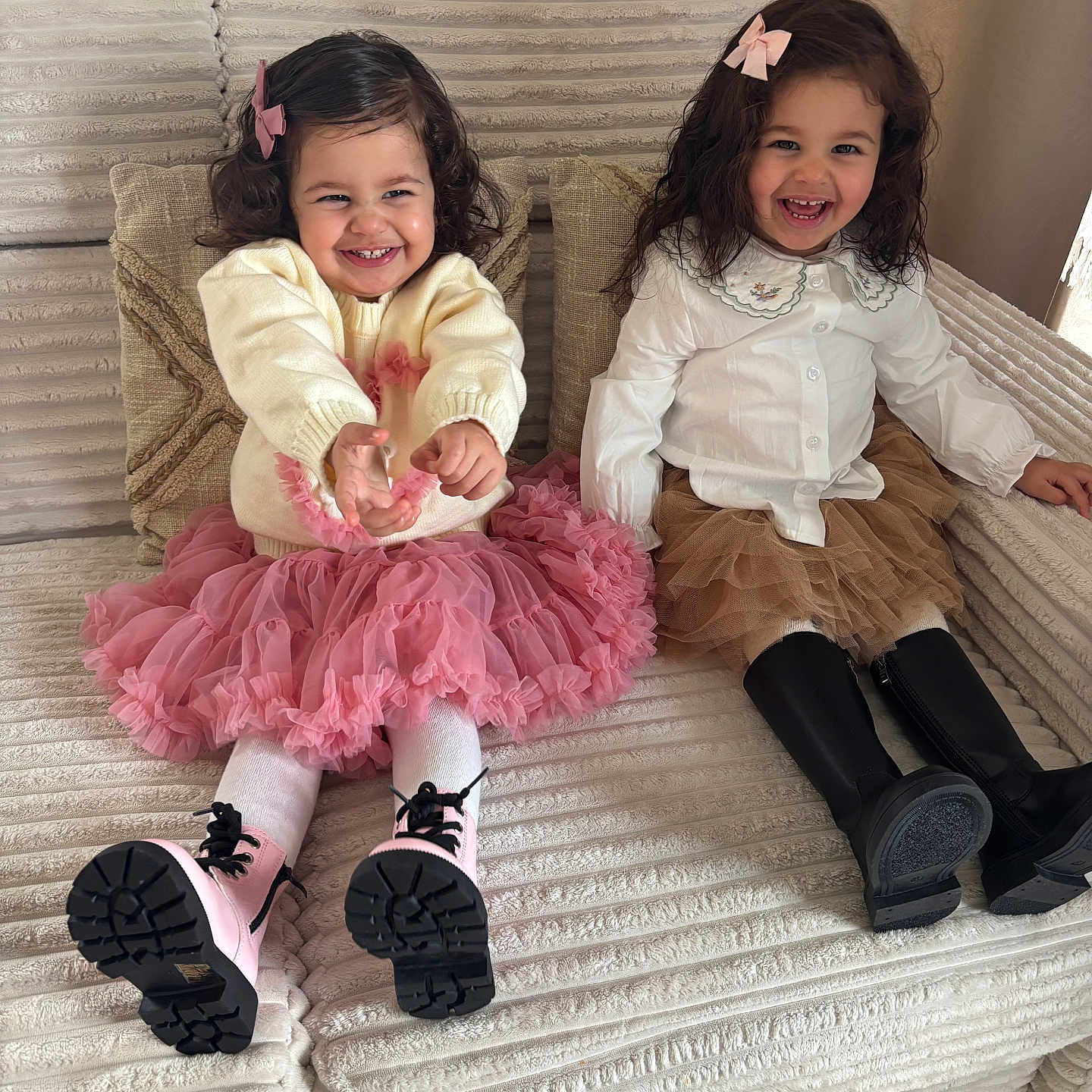 Emna Et Janan a rejoint le concours — aidez-le/la à gagner de superbes lots ! bodypart, child, clothing, couch, cushion, dress, face, female, footwear, furniture, girl, head, homedecor, pants, person, photography, portrait, shoe, sitting, skirt