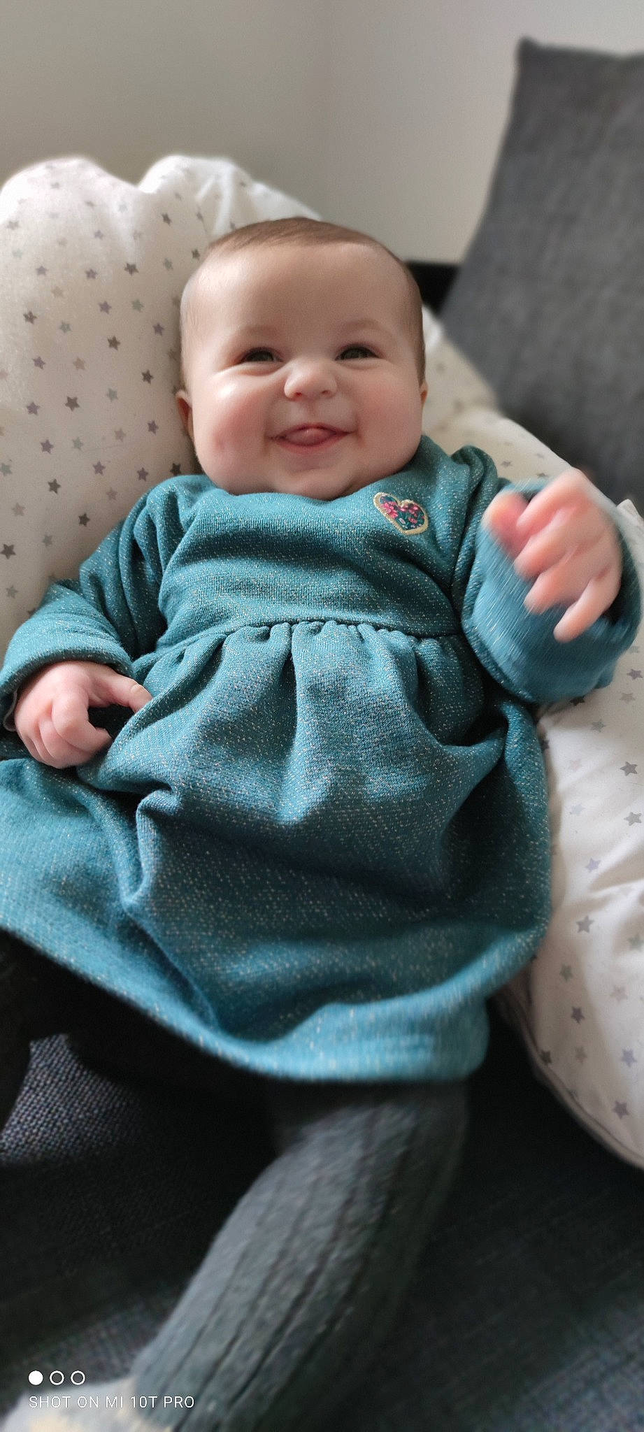 Maïna a rejoint le concours — aidez-le/la à gagner de superbes lots ! baby, baby_products, baby_toddler_clothing, cheek, child, chin, comfort, electric_blue, happy, joy, linens, lip, neck, pattern, person, pink, product, skin, sleeve, smile