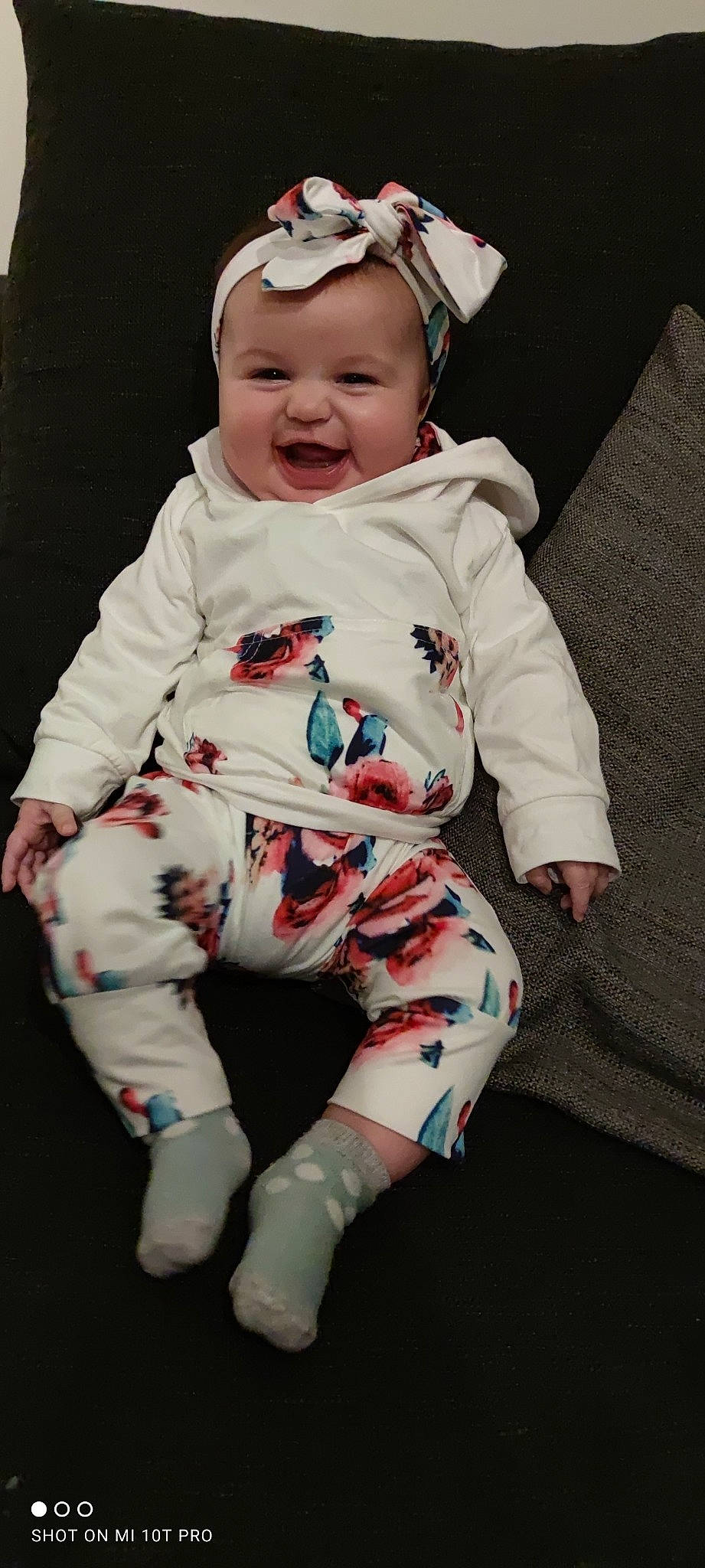 Maïna participe au concours pour gagner de l'argent avec cette photo : baby, baby_toddler_clothing, beanie, cap, carmine, cheek, child, comfort, cool, face, happy, hat, nightwear, pattern, person, pink, play, sitting, sleeve, smile