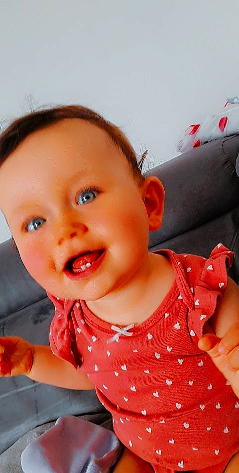 Keissy participe au concours pour gagner de l'argent avec cette photo : arm, baby, baby_laughing, baby_toddler_clothing, cheek, child, finger, fun, gesture, happy, lip, mouth, neck, nose, pattern, person, pink, skin, sleeve, smile