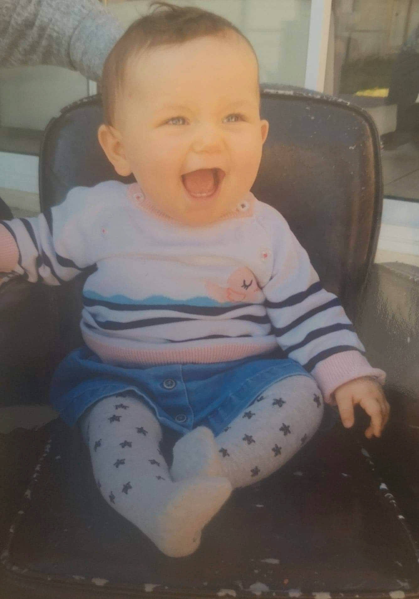 Keissy a rejoint le concours — aidez-le/la à gagner de superbes lots ! arm, baby, baby_toddler_clothing, cheek, eye, face, facial_expression, hair, hairstyle, happy, head, iris, leg, mammal, mouth, person, skin, sleeve, smile, standing