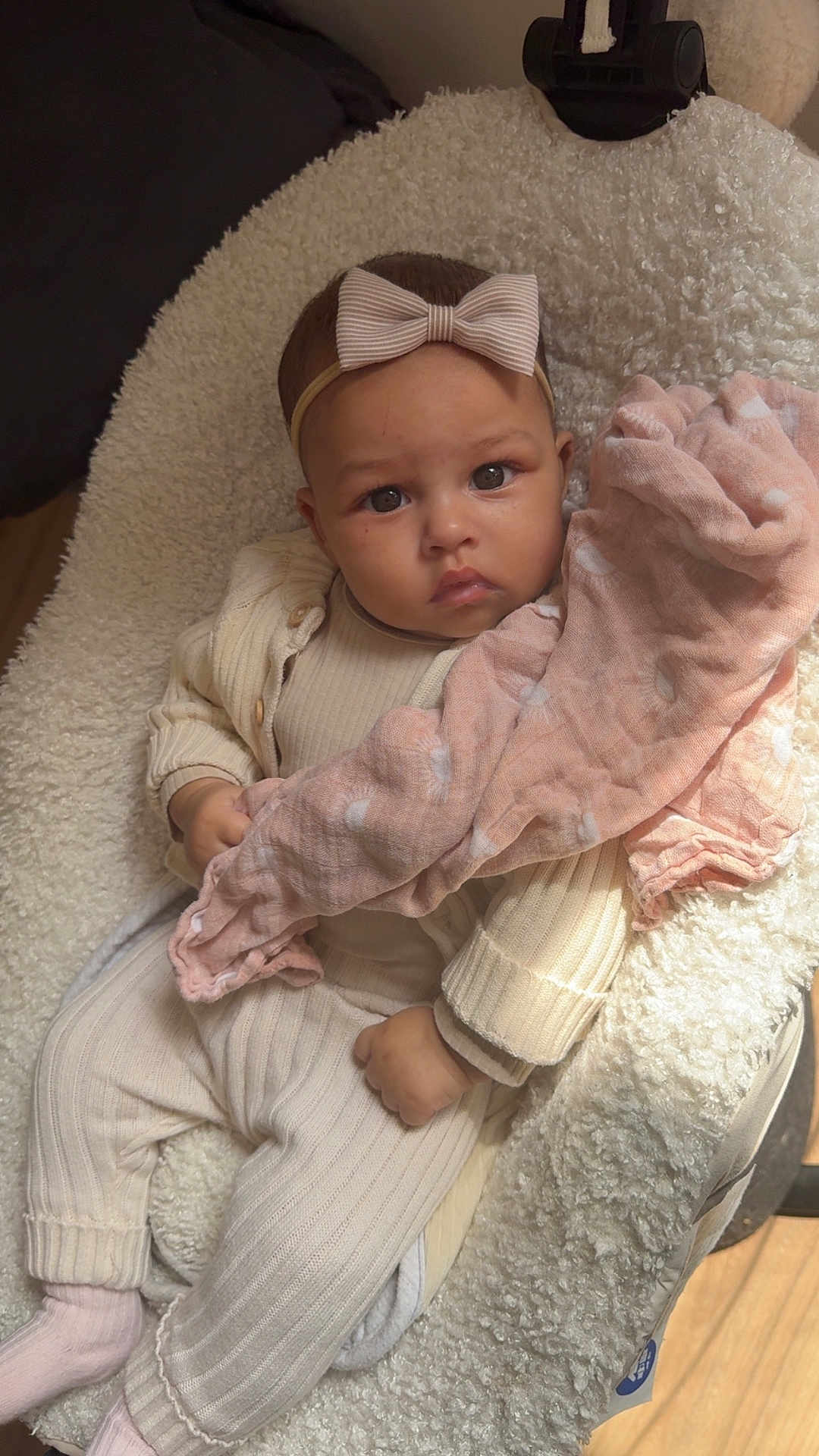 Neylana participe au concours pour gagner de l'argent avec cette photo : baby, bow, blanket, clothing, cute, face, headband, infant, knitwear, person, pink, portrait, ribbed, seat, socks, soft, texture, warm_lighting, wrapped, young_child