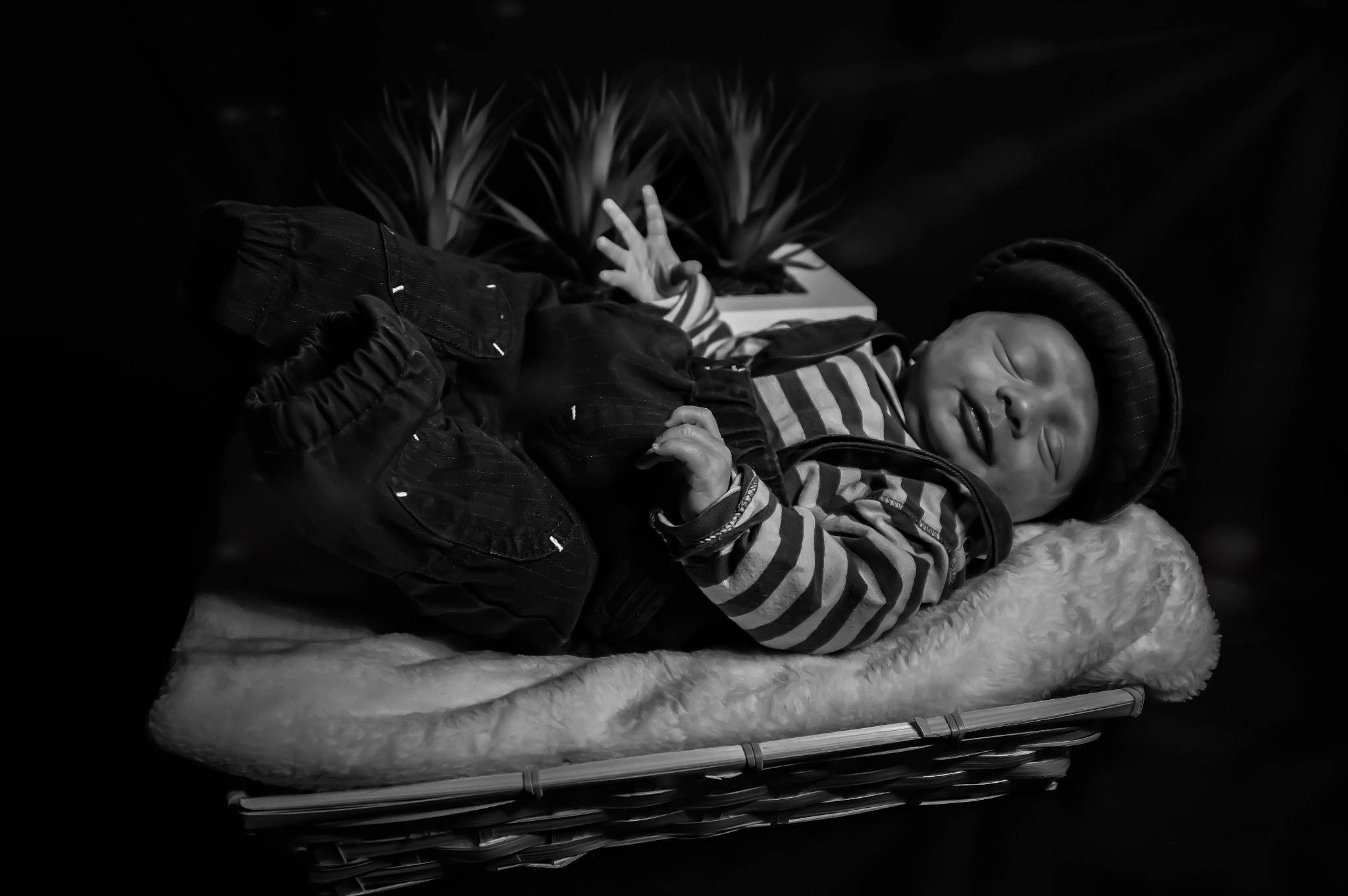 Elio participe au concours pour gagner de l'argent avec cette photo : arm, baby, black_and_white, chair, child, comfort, couch, darkness, elbow, finger, flash_photography, gesture, headwear, monochrome, monochrome_photography, music, person, room, sitting, still_life_photography