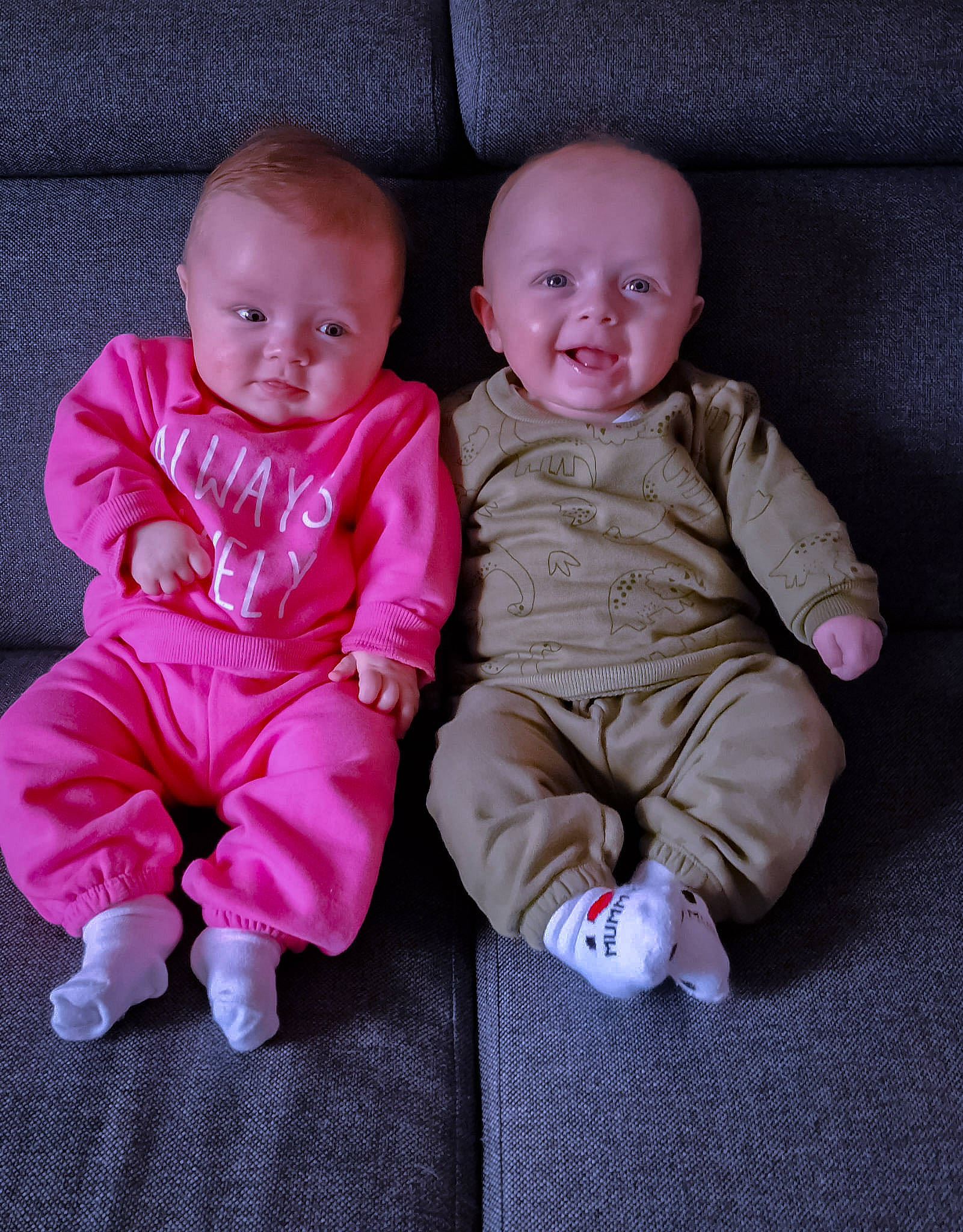 Elio a rejoint le concours — aidez-le/la à gagner de superbes lots ! baby, baby_toddler_clothing, cheek, child, comfort, face, flooring, fun, iris, magenta, nose, outerwear, person, pink, product, skin, sleeve, smile, textile, toddler