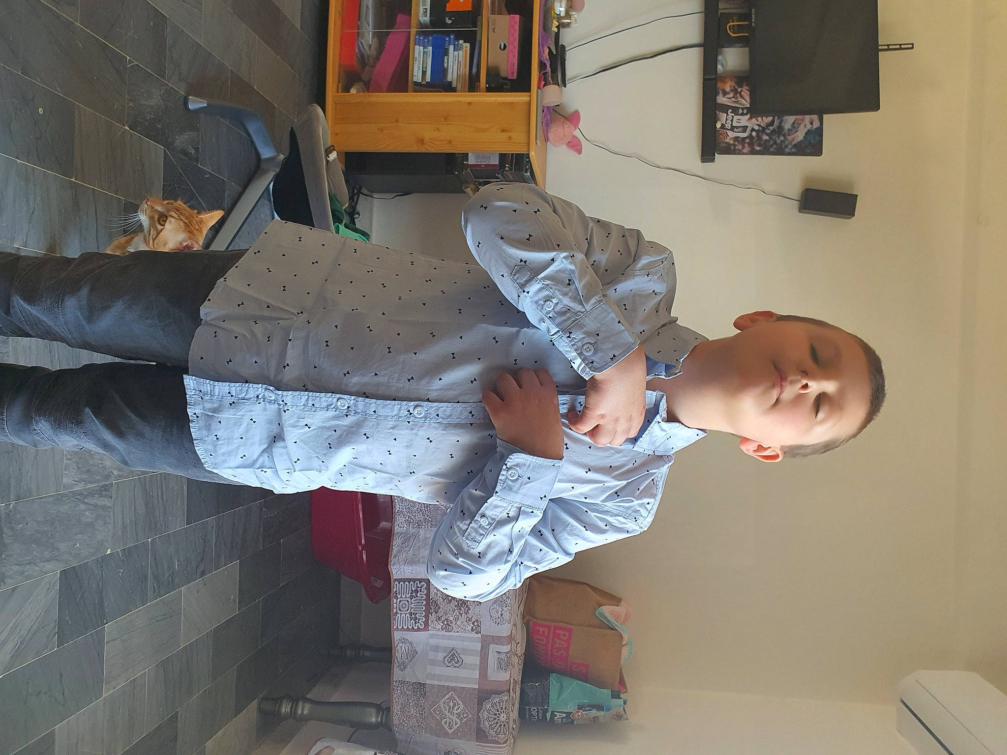 Yanis a rejoint le concours — aidez-le/la à gagner de superbes lots ! bookcase, comfort, elbow, fun, human_leg, person, picture_frame, plaster, room, shelf, shelving