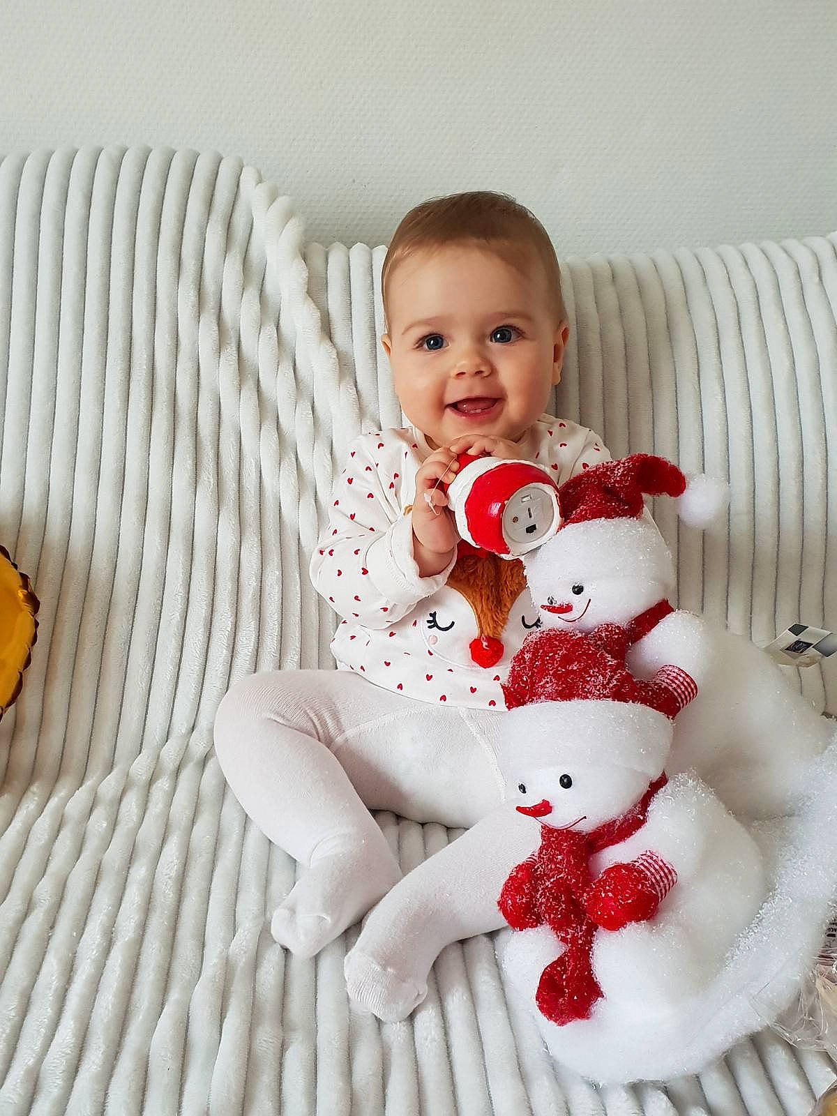 Charlotta participe au concours pour gagner de l'argent avec cette photo : baby, baby_toddler_clothing, carmine, child, comfort, couch, happy, human_leg, joy, knee, pattern, person, room, sitting, sleeve, smile, sock, teddy_bear, textile, thigh