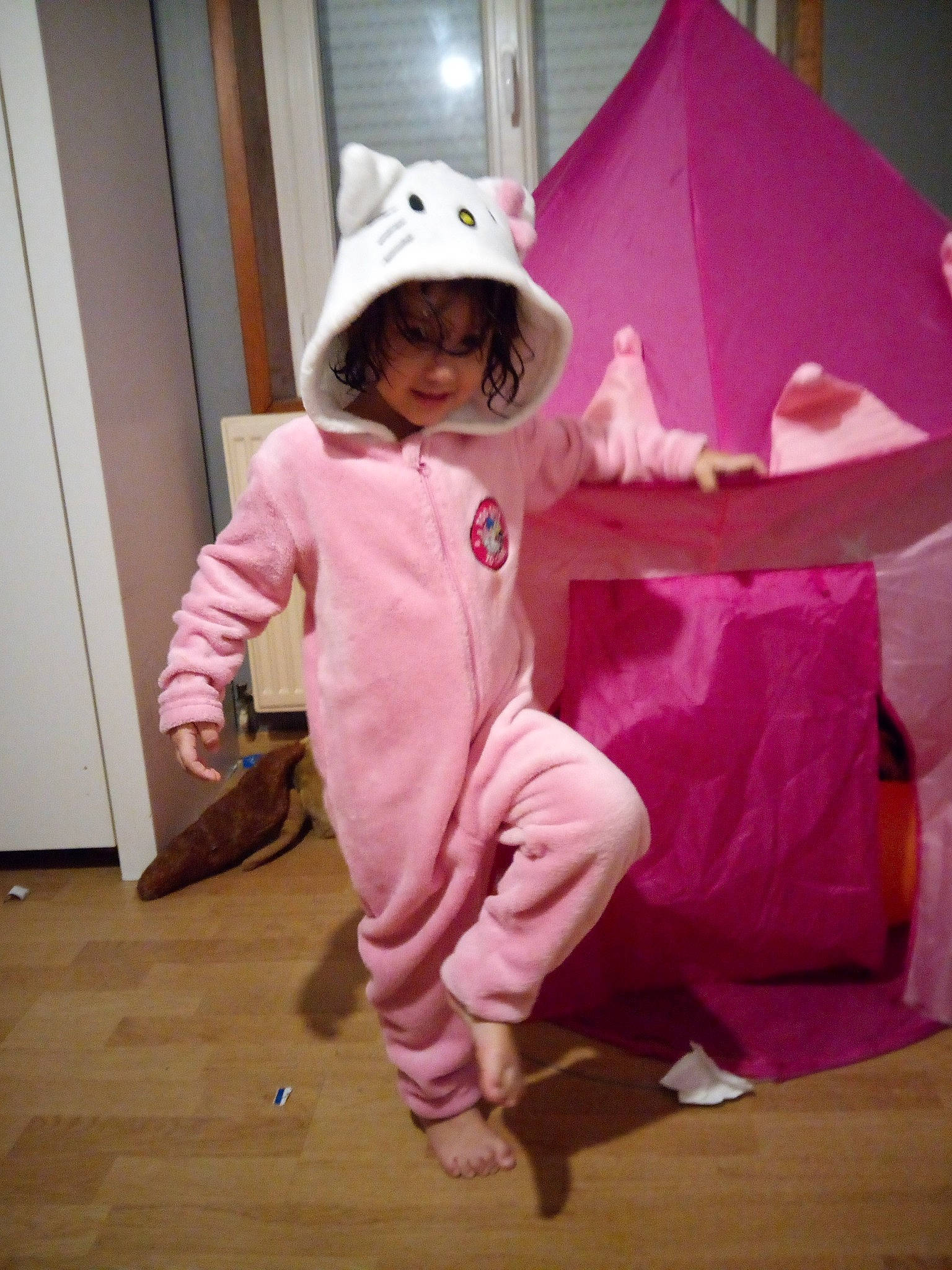 Jade a rejoint le concours — aidez-le/la à gagner de superbes lots ! active_pants, baby, baby_toddler_clothing, balance, barefoot, costume, costume_accessory, door, floor, flooring, foot, hardwood, laminate_flooring, nightwear, overall, person, pink, sock, toddler, varnish