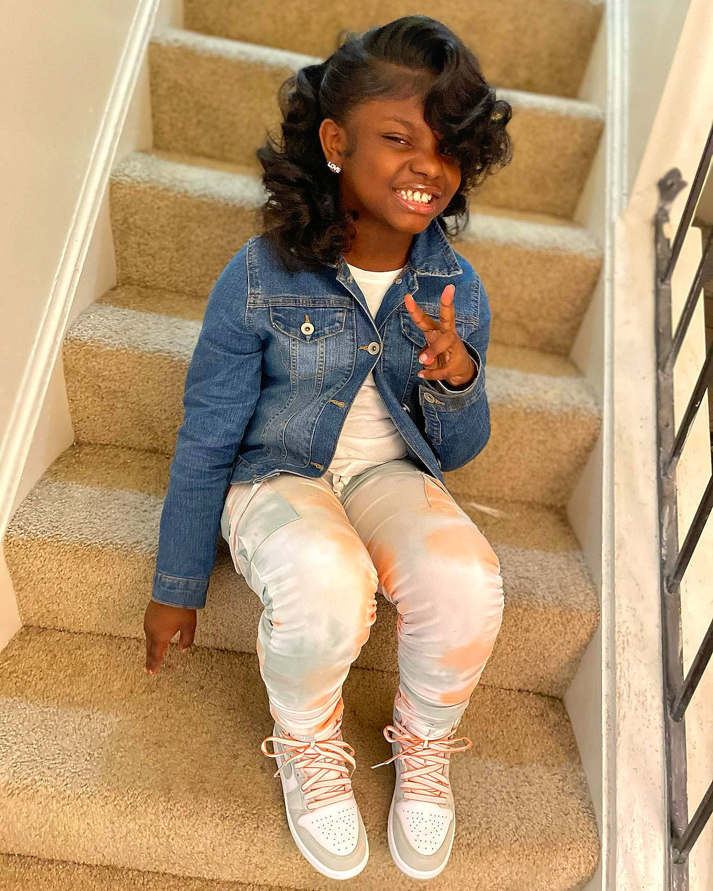 Diamond is registered to the contest to win money with this photo: blazer, clothing, denim, fashion_design, footwear, hairstyle, happy, joy, knee, leg, neck, person, shoe, skin, sleeve, smile, sneakers, standing, street_fashion, textile