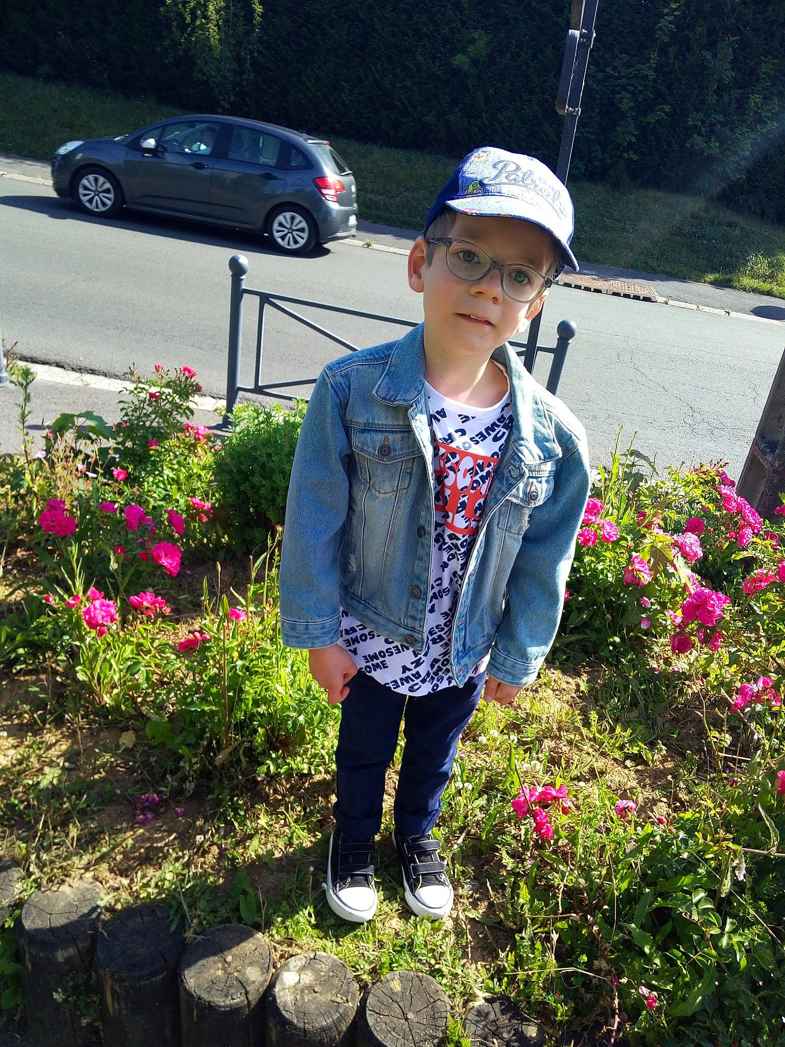 Mathys participe au concours pour gagner de l'argent avec cette photo : botany, cap, car, cool, electric_blue, flower, grass, grass_family, hat, headgear, headwear, landscape, leaf, leisure, outerwear, person, pink, plant, shrub, summer