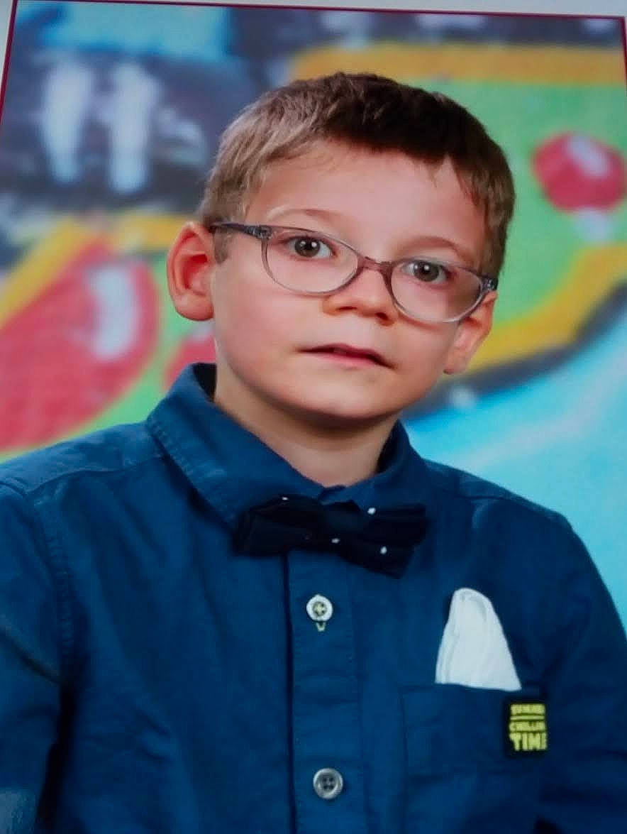 Mathys a rejoint le concours — aidez-le/la à gagner de superbes lots ! bow_tie, button, child, clothing, collar, dress_shirt, electric_blue, eyewear, face, formal_wear, gesture, glasses, military_person, military_uniform, official, outerwear, person, school_uniform, sleeve, uniform