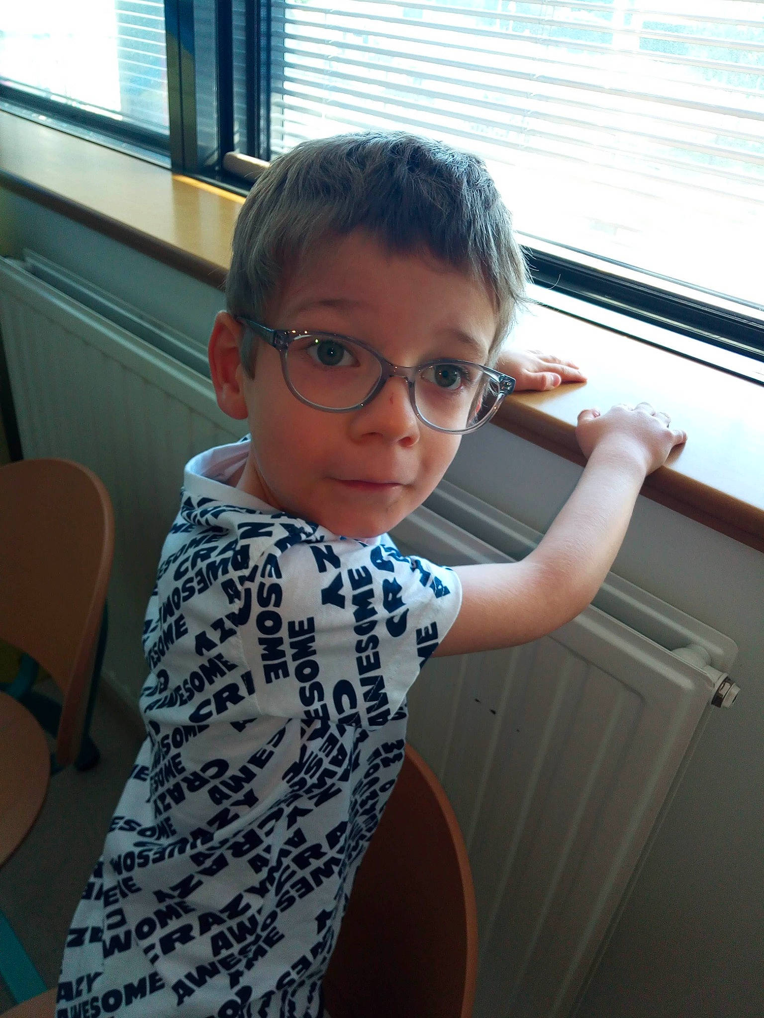 Mathys a rejoint le concours — aidez-le/la à gagner de superbes lots ! chair, elbow, eyewear, finger, flooring, gesture, glasses, hand, joint, person, shoulder, sleeve, standing, sunglasses, thumb, toddler, travel, vehicle_door, vision_care, window