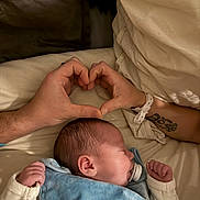 Loën participe au concours pour gagner de l'argent avec cette photo : baby, sleeping, pacifier, blanket, hands, heart_shape, bed, cozy, love, tenderness, infant, adult_hands, skin, tattoo, wristband, sleep, cute, newborn, soft, resting