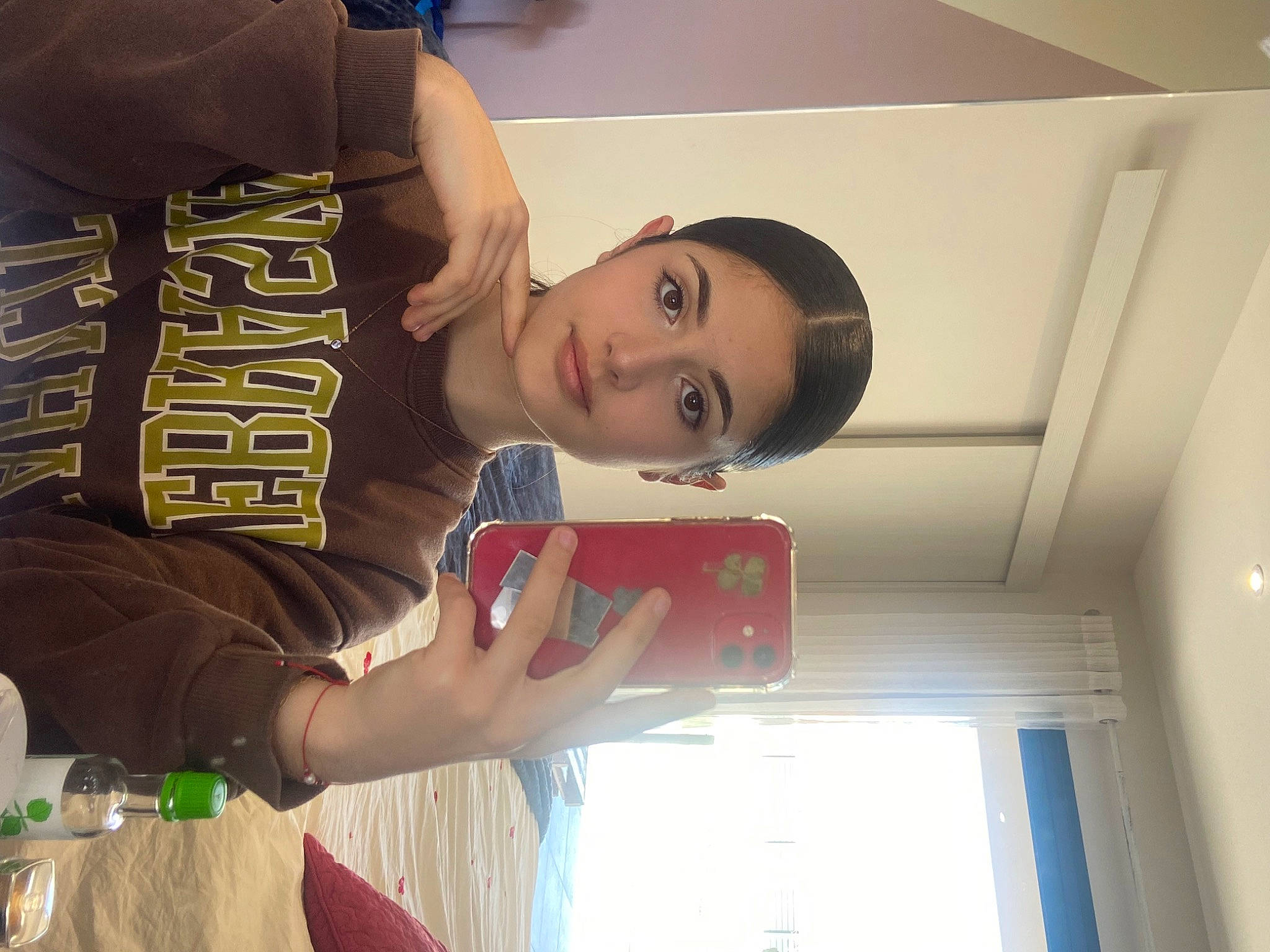 Rachel a rejoint le concours — aidez-le/la à gagner de superbes lots ! cool, curtain, drink, elbow, eyewear, flooring, fun, person, room, t_shirt, window, wood, wrist