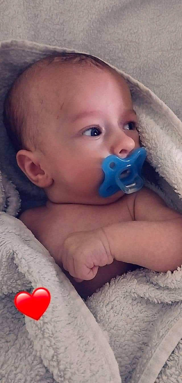 Giulian a rejoint le concours — aidez-le/la à gagner de superbes lots ! baby_toddler_clothing, black, cheek, chin, ear, eye, eyelash, facial_expression, finger, iris, lip, mammal, mouth, neck, nose, organ, person, photograph, skin, textile