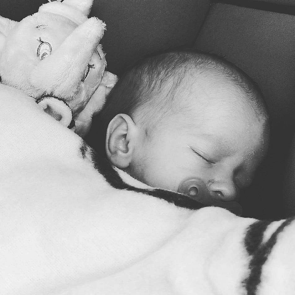 Giulian a rejoint le concours — aidez-le/la à gagner de superbes lots ! arm, baby, cheek, chin, comfort, ear, eye, eyebrow, face, facial_expression, flash_photography, forehead, hand, iris, lip, mammal, mouth, nose, person, skin