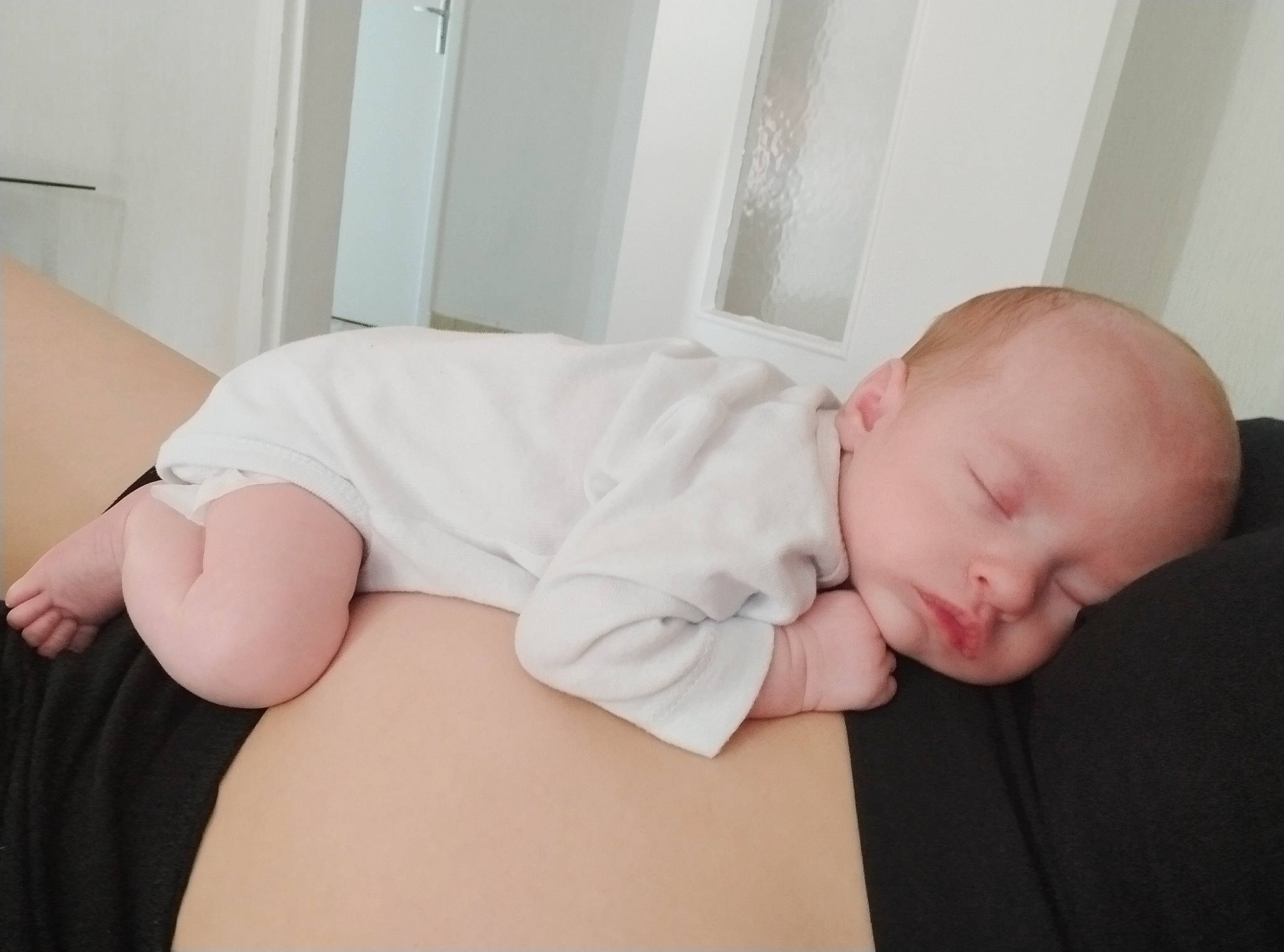 Giulian participe au concours pour gagner de l'argent avec cette photo : abdomen, baby, baby_toddler_clothing, cheek, chest, child, comfort, elbow, finger, human_leg, knee, neck, person, sitting, skin, sleeve, stomach, thigh, thumb, toddler