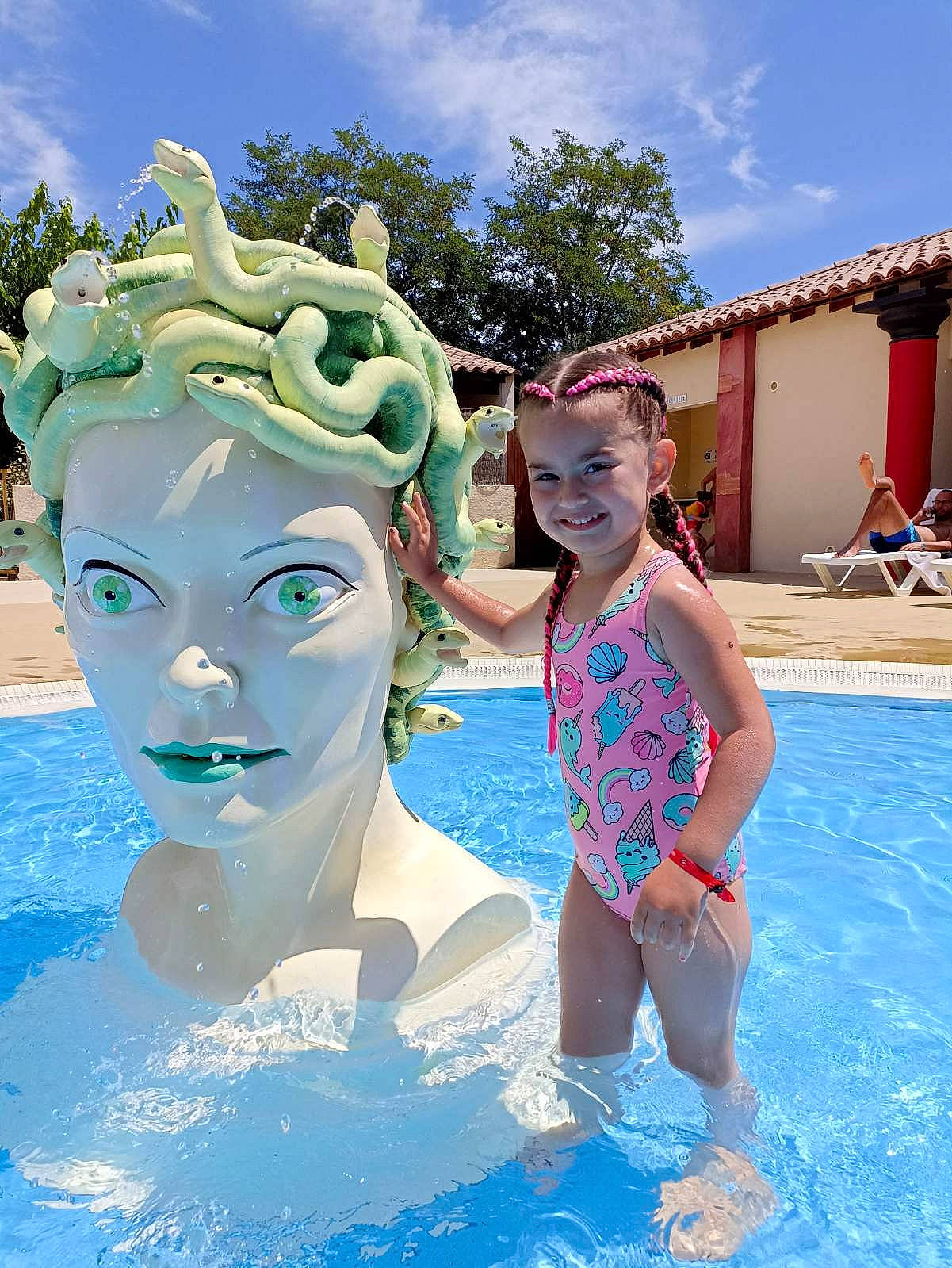 Victoria participe au concours pour gagner de l'argent avec cette photo : aqua, art, cloud, electric_blue, fun, happy, headgear, joy, leisure, nonbuilding_structure, person, personal_protective_equipment, recreation, sculpture, sky, statue, swimming_pool, swimwear, toddler, tree