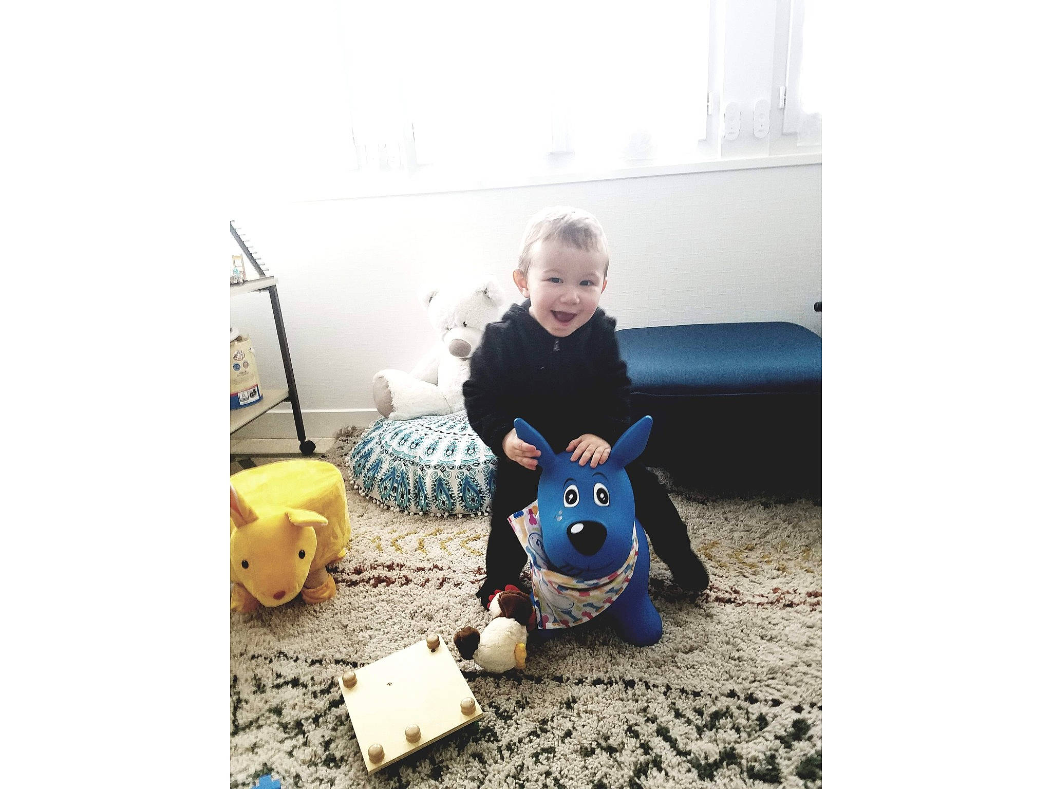 Matys participe au concours pour gagner de l'argent avec cette photo : baby, baby_toddler_clothing, ball, comfort, couch, electric_blue, flooring, football, fun, happy, jeans, mammal, person, room, sleeve, smile, sneakers, t_shirt, toddler, toy