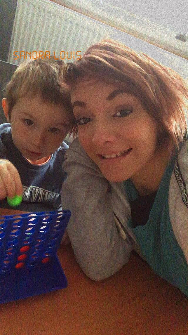 Matys a rejoint le concours — aidez-le/la à gagner de superbes lots ! bangs, brown_hair, chair, cheek, child, eyebrow, flooring, forehead, fun, happy, iris, joy, leisure, mouth, nose, person, recreation, selfie, sitting, skin