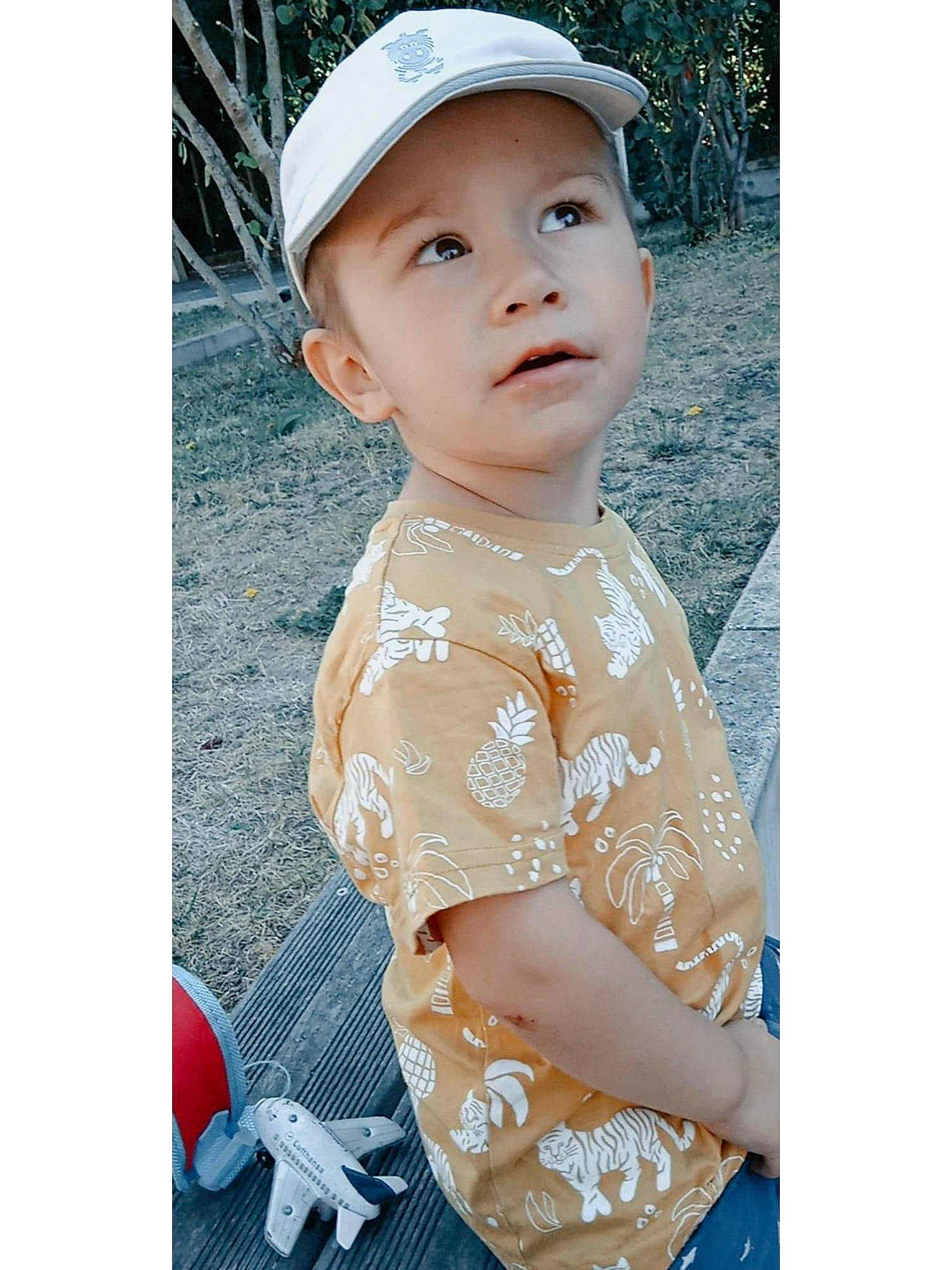 Matys a rejoint le concours — aidez-le/la à gagner de superbes lots ! baby, baby_toddler_clothing, cap, child, chin, electric_blue, eye, face, fashion_accessory, grass, hairstyle, happy, headwear, neck, pattern, peach, person, portrait_photography, sitting, skin