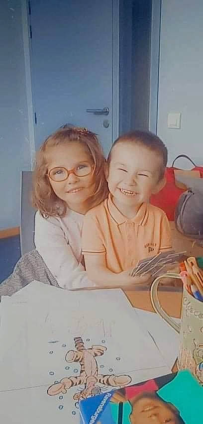 Matys participe au concours pour gagner de l'argent avec cette photo : art, chair, child, desk, door, event, eyewear, face, fun, glasses, happy, house, joy, office_equipment, person, room, sitting, smile, t_shirt, table