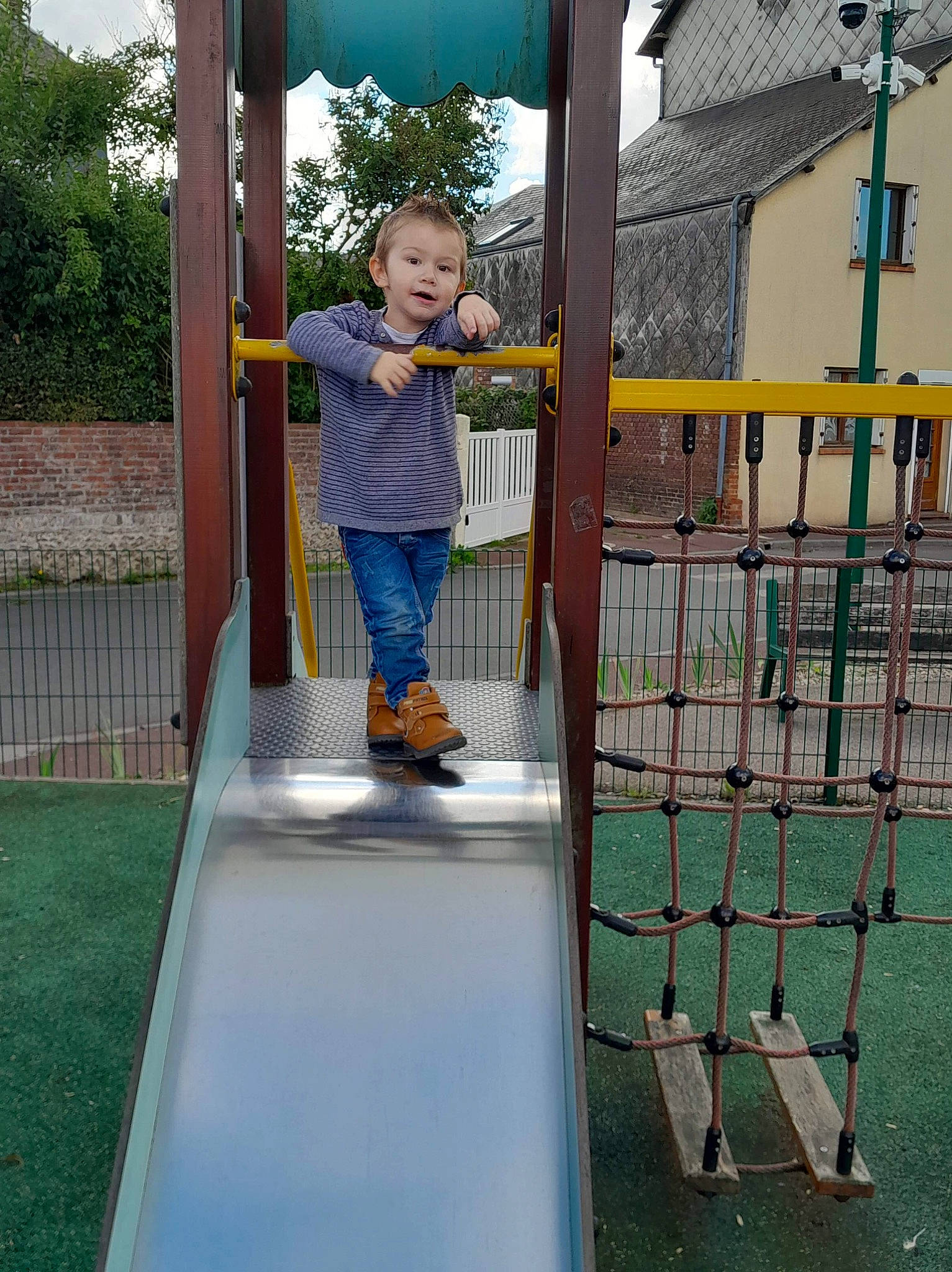 Matys a rejoint le concours — aidez-le/la à gagner de superbes lots ! baby_toddler_clothing, child, chute, city, composite_material, fun, grass, leisure, outdoor_play_equipment, person, plant, play, playground, recreation, shade, shorts, sky, symmetry, t_shirt, toddler