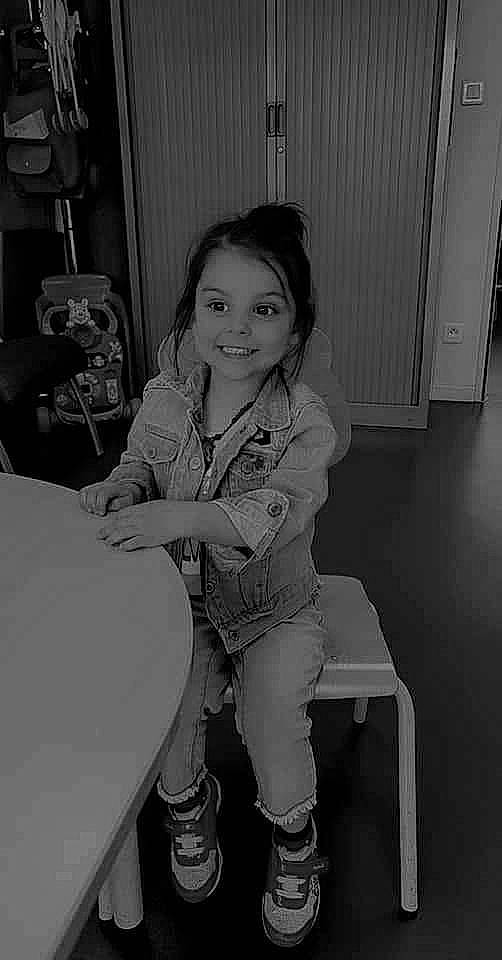 Giuliana participe au concours pour gagner de l'argent avec cette photo : black, black_and_white, chair, child, door, face, hair, hairstyle, happy, joy, monochrome, monochrome_photography, person, photograph, shoulder, smile, snapshot, standing, style, table