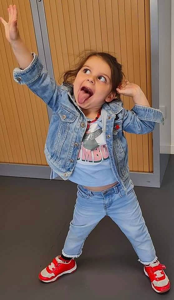 Giuliana a rejoint le concours — aidez-le/la à gagner de superbes lots ! arm, baby_toddler_clothing, facial_expression, finger, gesture, hairstyle, happy, human, human_body, joint, leg, muscle, neck, outerwear, person, product, shoe, shoulder, sleeve, standing
