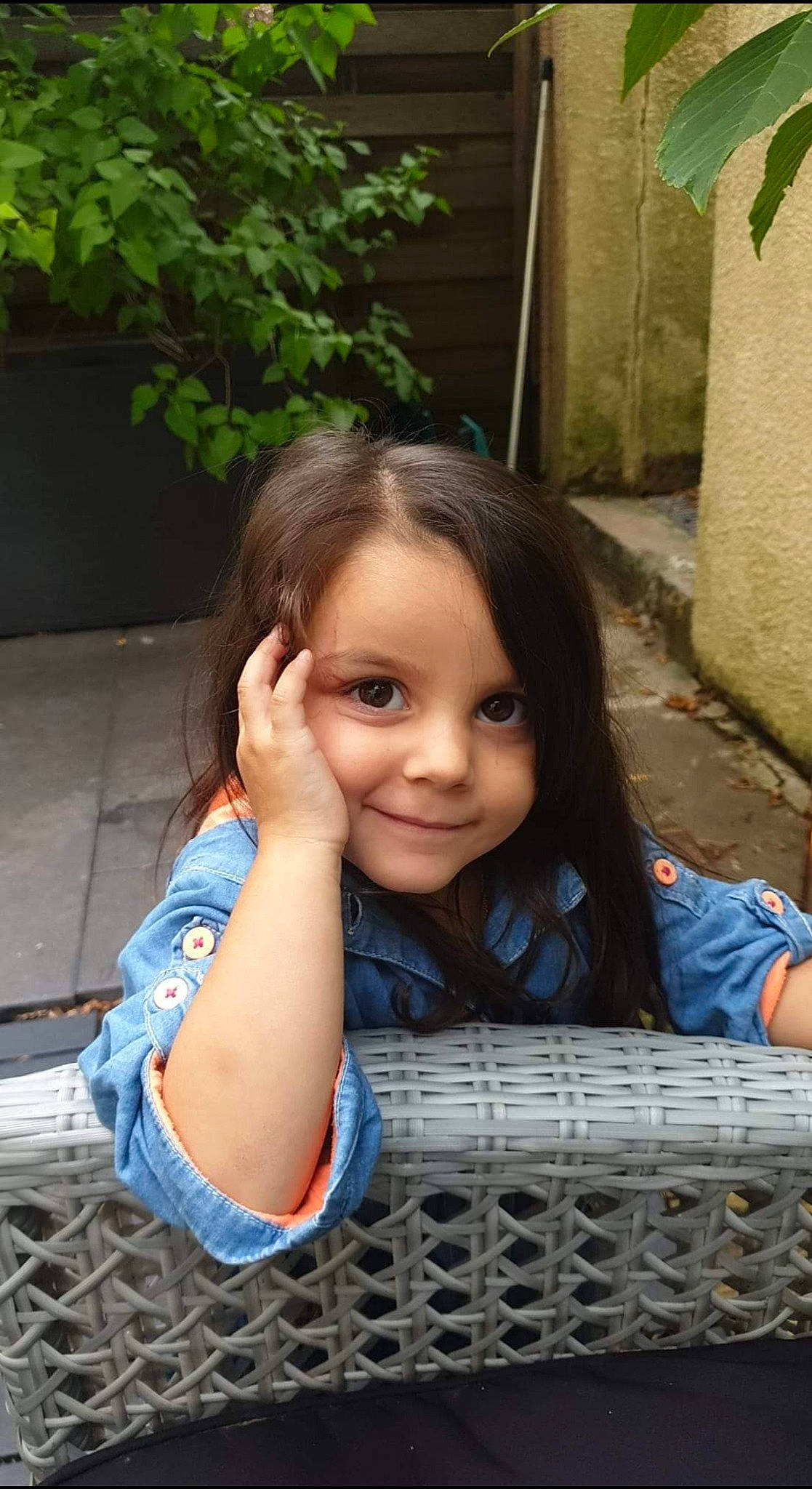 Giuliana a rejoint le concours — aidez-le/la à gagner de superbes lots ! black_hair, cheek, child, face, facial_expression, fun, grass, hairstyle, happy, joy, leisure, light, long_hair, mammal, person, plant, public_space, skin, smile, toddler