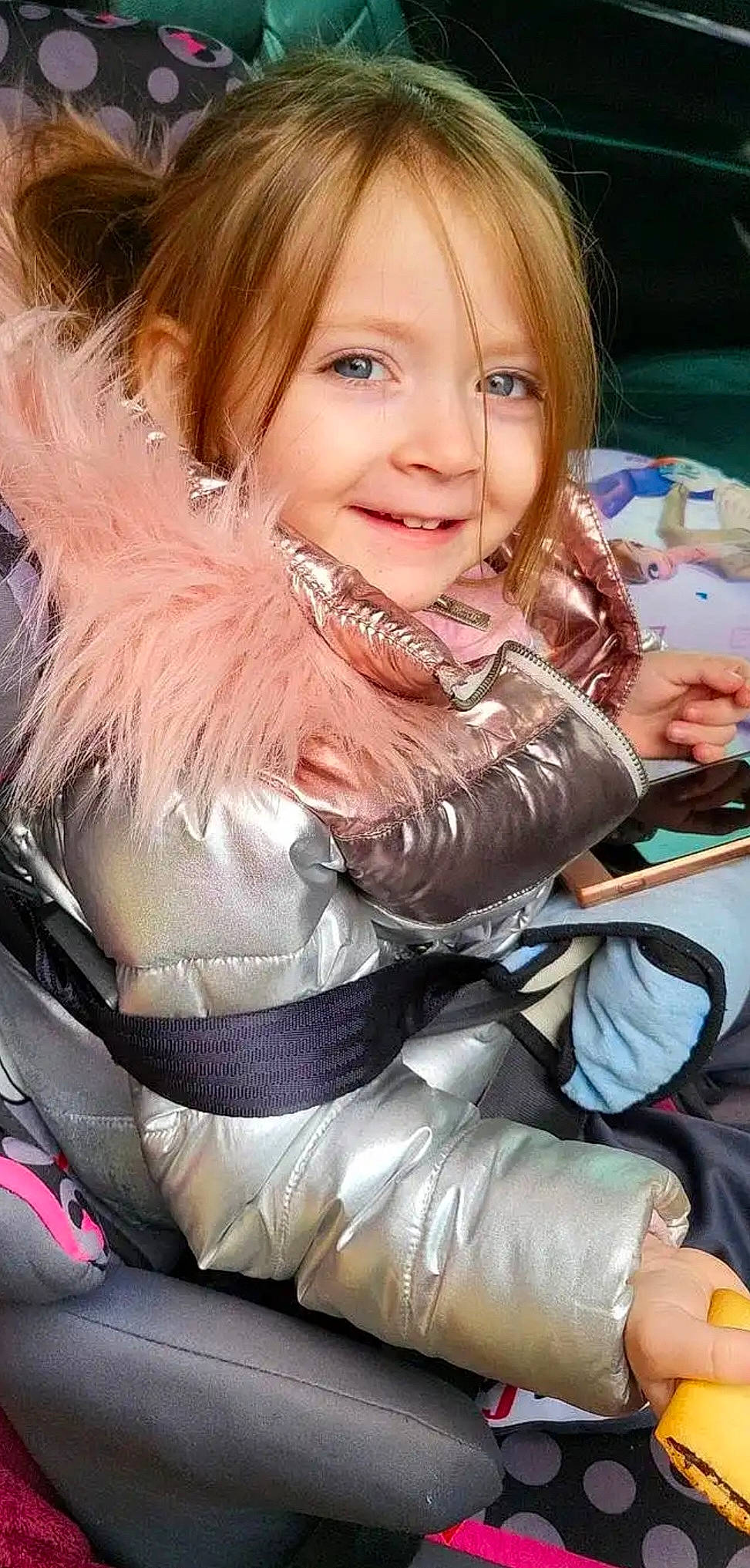 Katalyna a rejoint le concours — aidez-le/la à gagner de superbes lots ! bangs, beauty, blond, brown_hair, chair, child, fashion_accessory, fun, fur, happy, human_leg, jewellery, joy, lap, long_hair, necklace, person, sitting, skin, smile