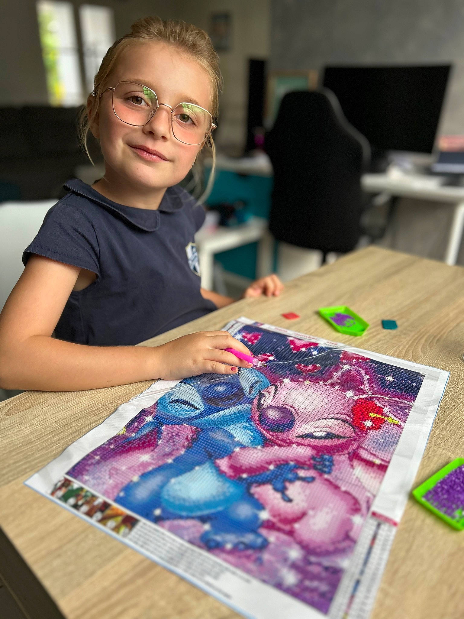 Giulia a rejoint le concours — aidez-le/la à gagner de superbes lots ! adaptation, art, artist, chair, child, desk, event, eyewear, fashion_design, fun, joy, leisure, pattern, person, purple, recreation, room, smile, t_shirt, table