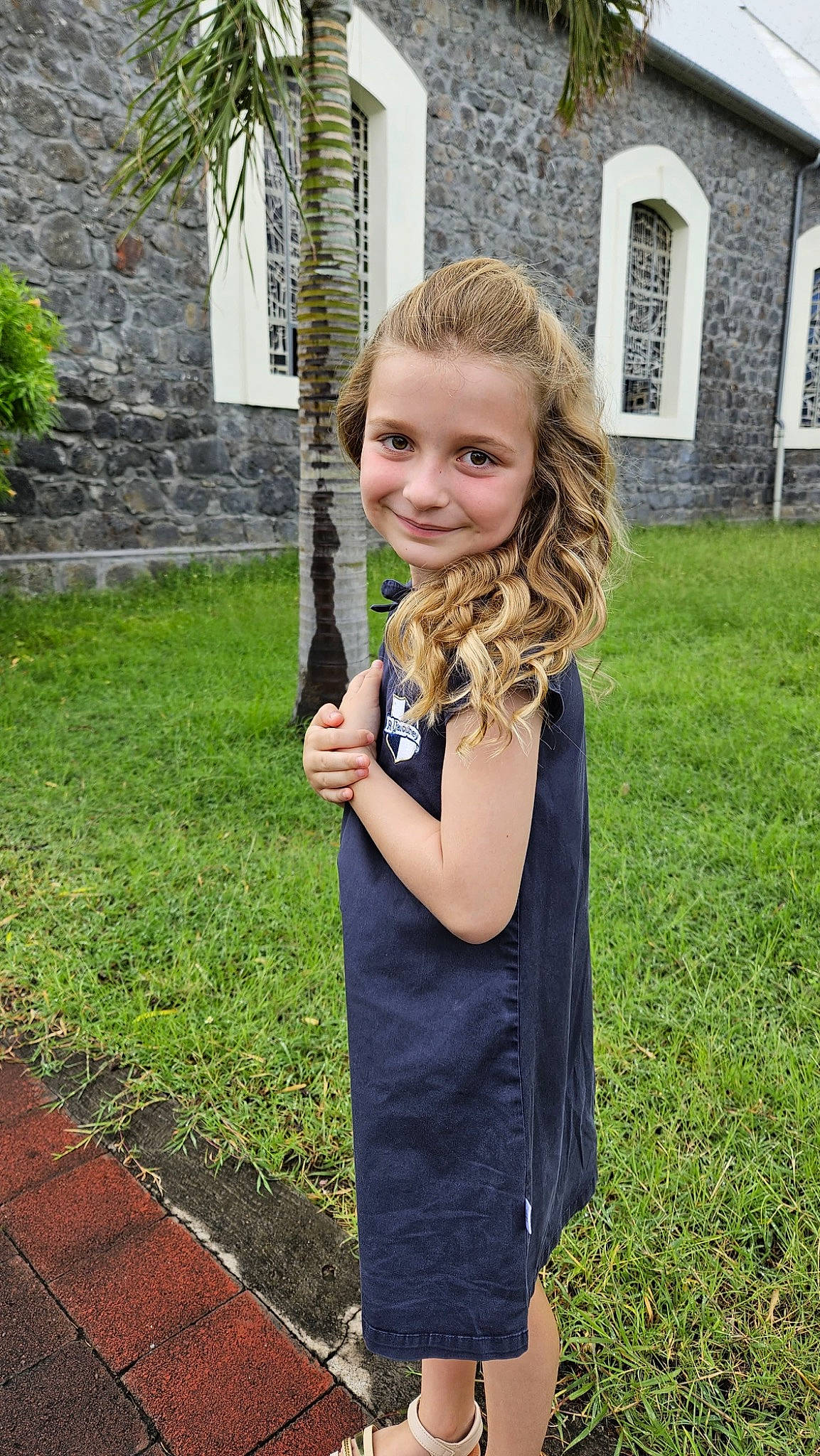 Giulia a rejoint le concours — aidez-le/la à gagner de superbes lots ! blond, brown_hair, child, electric_blue, fashion_accessory, fawn, garden, grass, grass_family, happy, jewellery, joy, long_hair, pattern, people_in_nature, person, plant, scarf, smile, tree