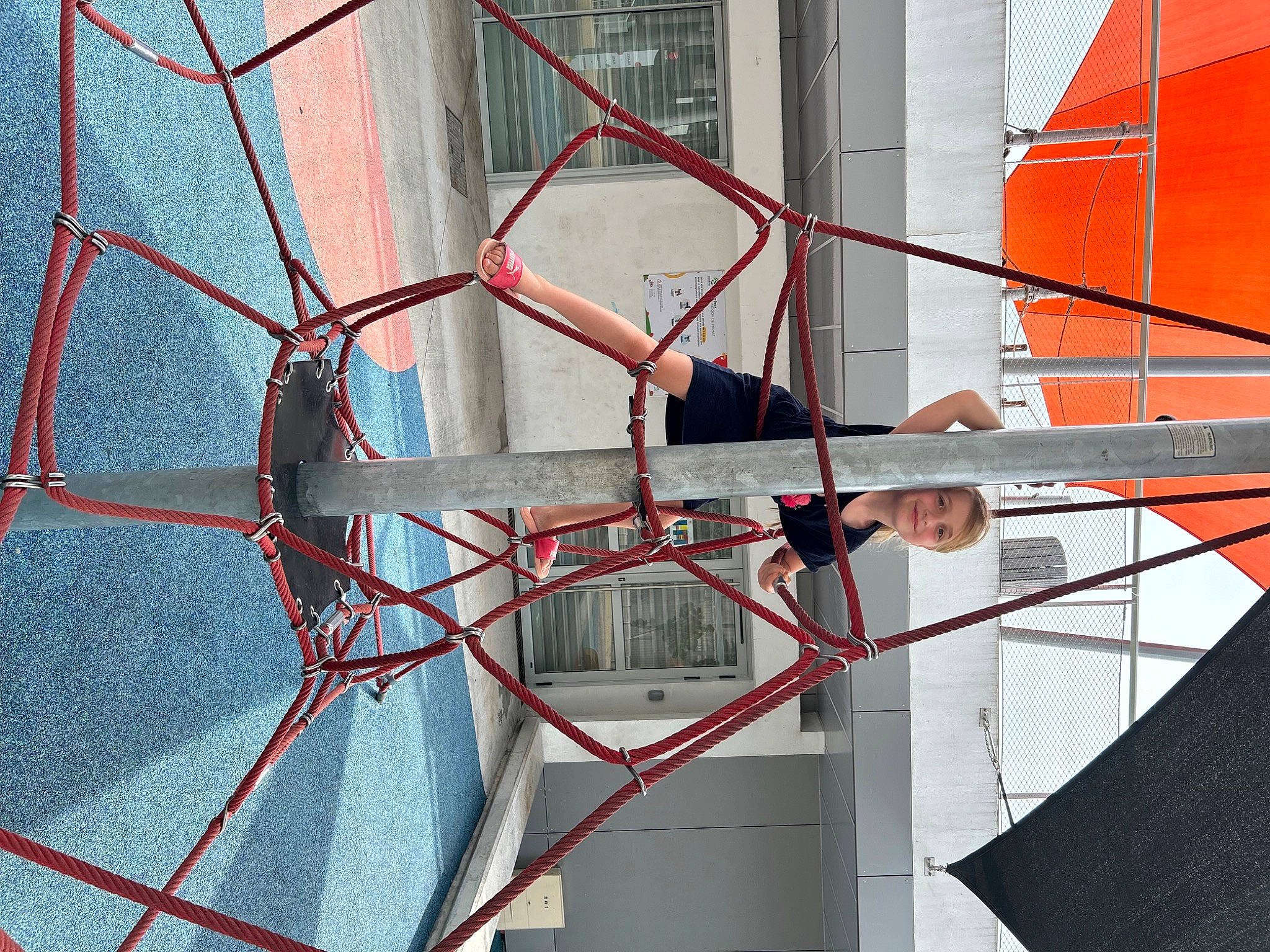 Giulia participe au concours pour gagner de l'argent avec cette photo : building, cable, electrical_supply, electrical_wiring, electricity, engineering, event, joy, metal, person, pole, public_utility, rope, steel, symmetry, technology, triangle, wire