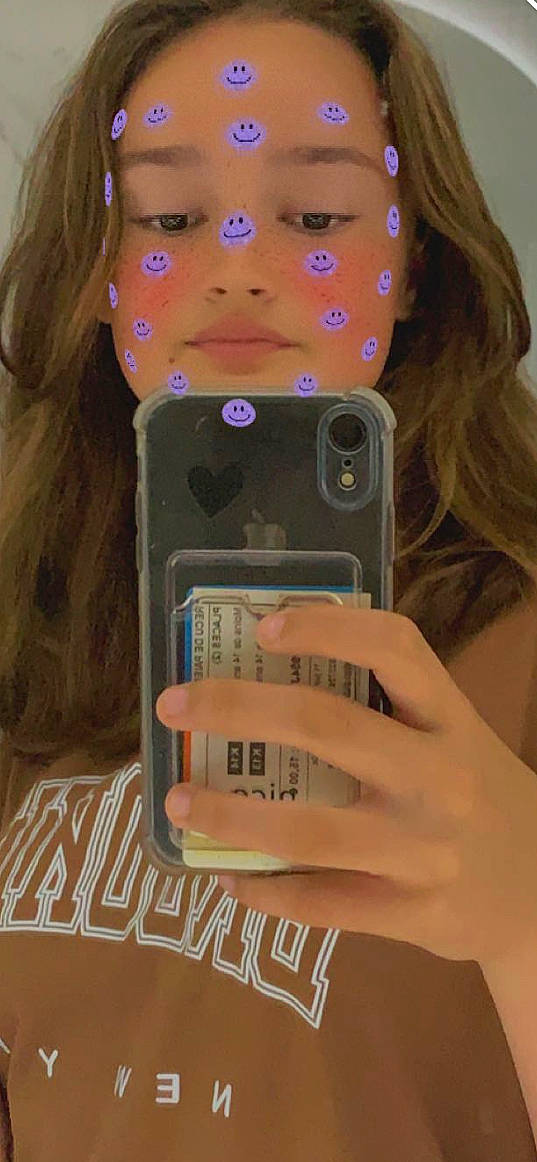 Mayana a rejoint le concours — aidez-le/la à gagner de superbes lots ! audio_equipment, bangs, black_hair, dress, eye, eyebrow, eyelash, eyewear, fashion_design, finger, gadget, hand, head, lip, material_property, nail, neck, person, skin, sleeve