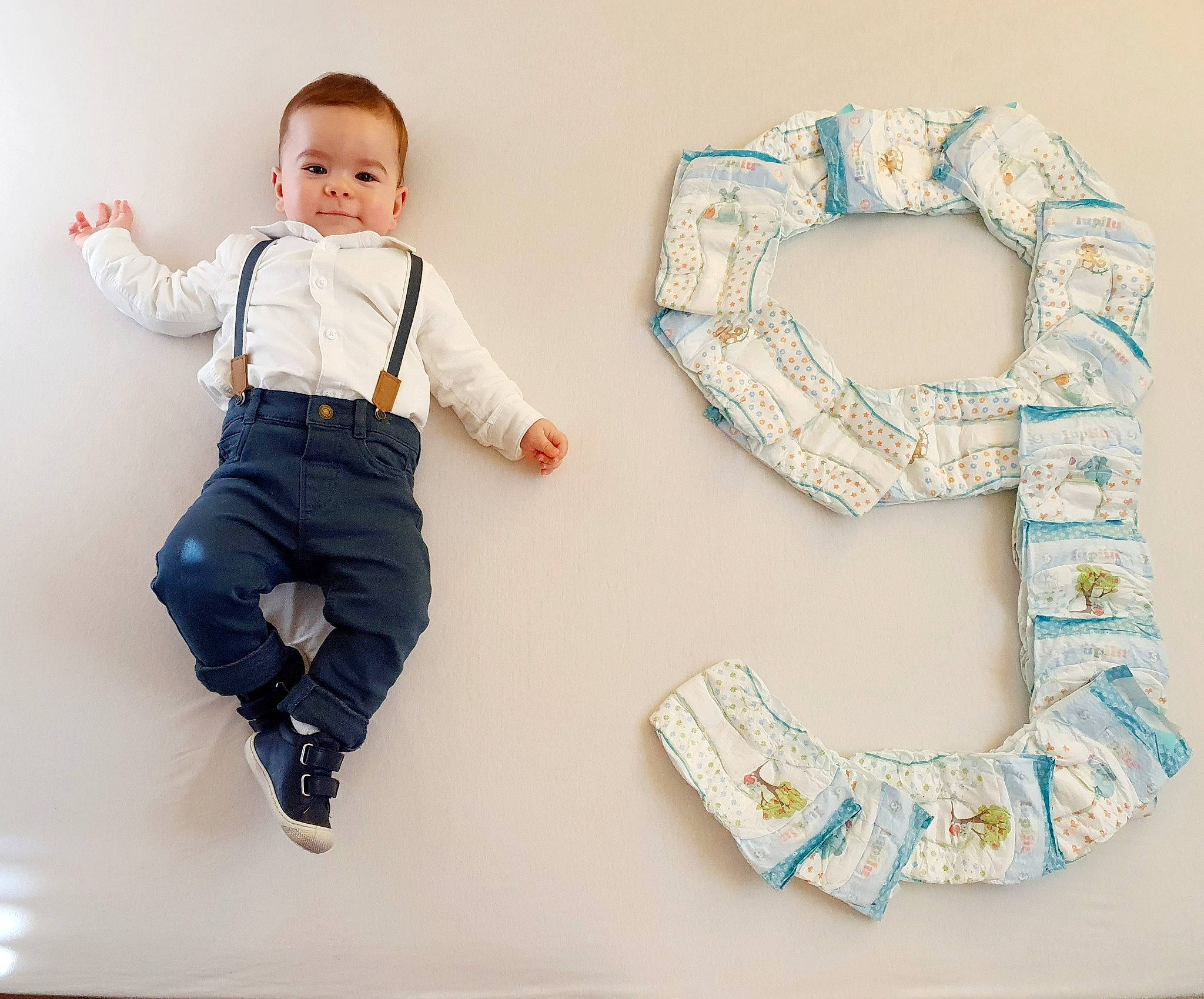 Luis Junior a rejoint le concours — aidez-le/la à gagner de superbes lots ! arm, baby, baby_toddler_clothing, child, design, electric_blue, event, fashion_accessory, finger, font, gesture, hand, happy, human_body, jewellery, pattern, person, product, sleeve, t_shirt