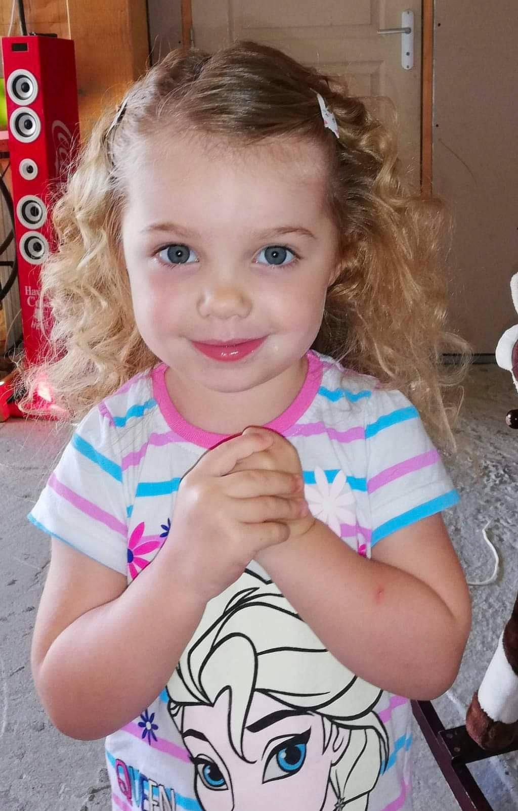 Elona participe au concours pour gagner de l'argent avec cette photo : blond, cheek, child, ear, eye, face, finger, forehead, hair, hairstyle, head, iris, joy, person, play, smile, toddler