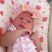 Aimée participe au concours pour gagner de l'argent avec cette photo : baby, infant, child, headband, bow, pink, dress, floral_pattern, blanket, strawberry_pattern, cute, lying_down, hands, face, skin, indoors, soft_texture, closeup, portrait, newborn