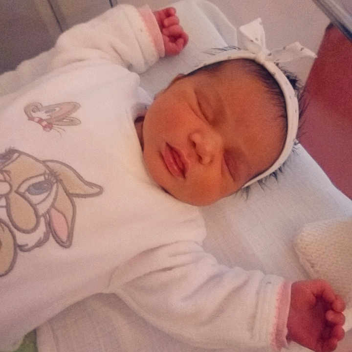 Kaéllia a rejoint le concours — aidez-le/la à gagner de superbes lots ! arm, baby_products, bed, bedtime, cheek, child, childbirth, infant, infant_bed, person, pink, product, skin, sleep, textile, toddler