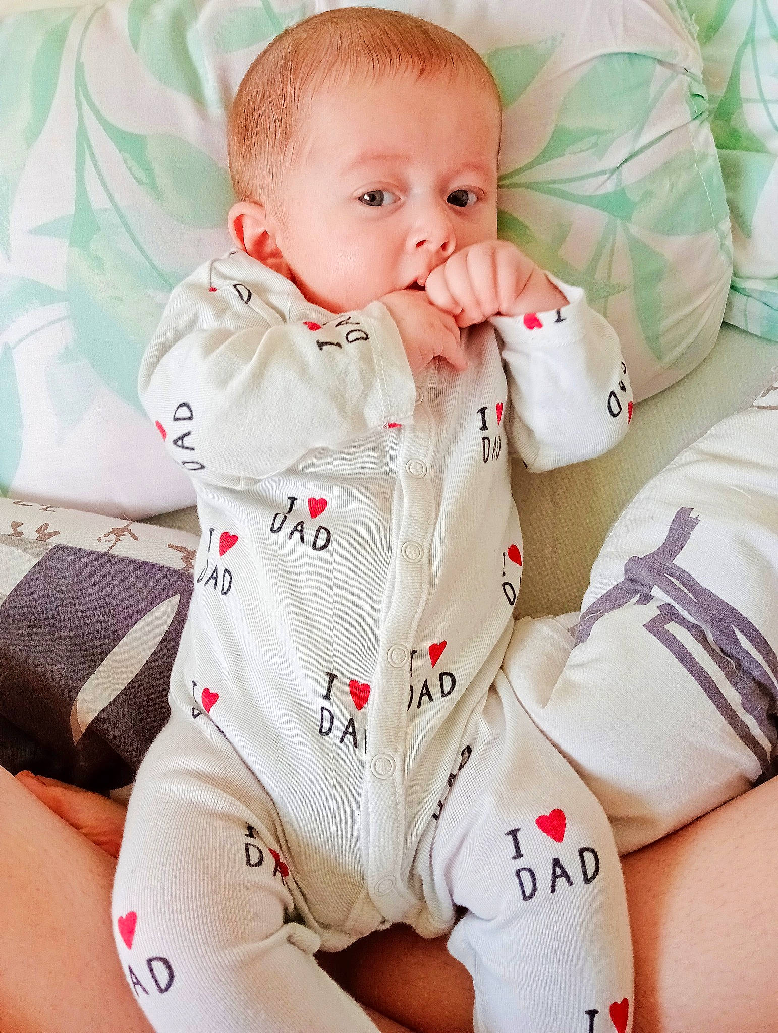 Ayden a rejoint le concours — aidez-le/la à gagner de superbes lots ! baby, baby_toddler_clothing, chest, child, collar, comfort, elbow, face, head, human_leg, knee, neck, outerwear, person, sitting, skin, sleeve, t_shirt, thigh, thumb