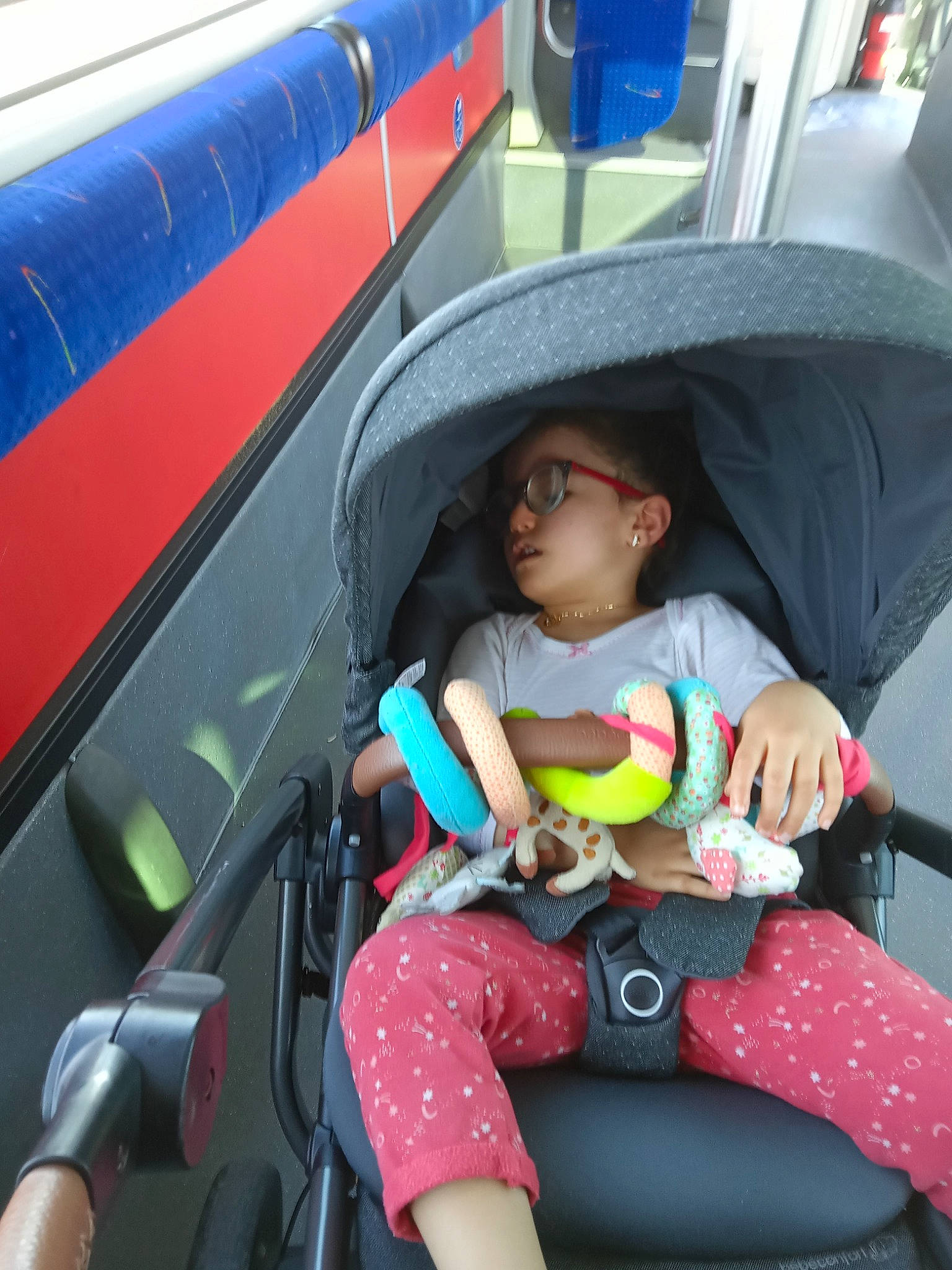 Ilef participe au concours pour gagner de l'argent avec cette photo : auto_part, automotive_design, automotive_exterior, baby_carriage, baby_in_car_seat, car_seat, child, comfort, fun, lap, mode_of_transport, motor_vehicle, passenger, person, snapshot, steering_wheel, thigh, toddler, travel, vehicle_door