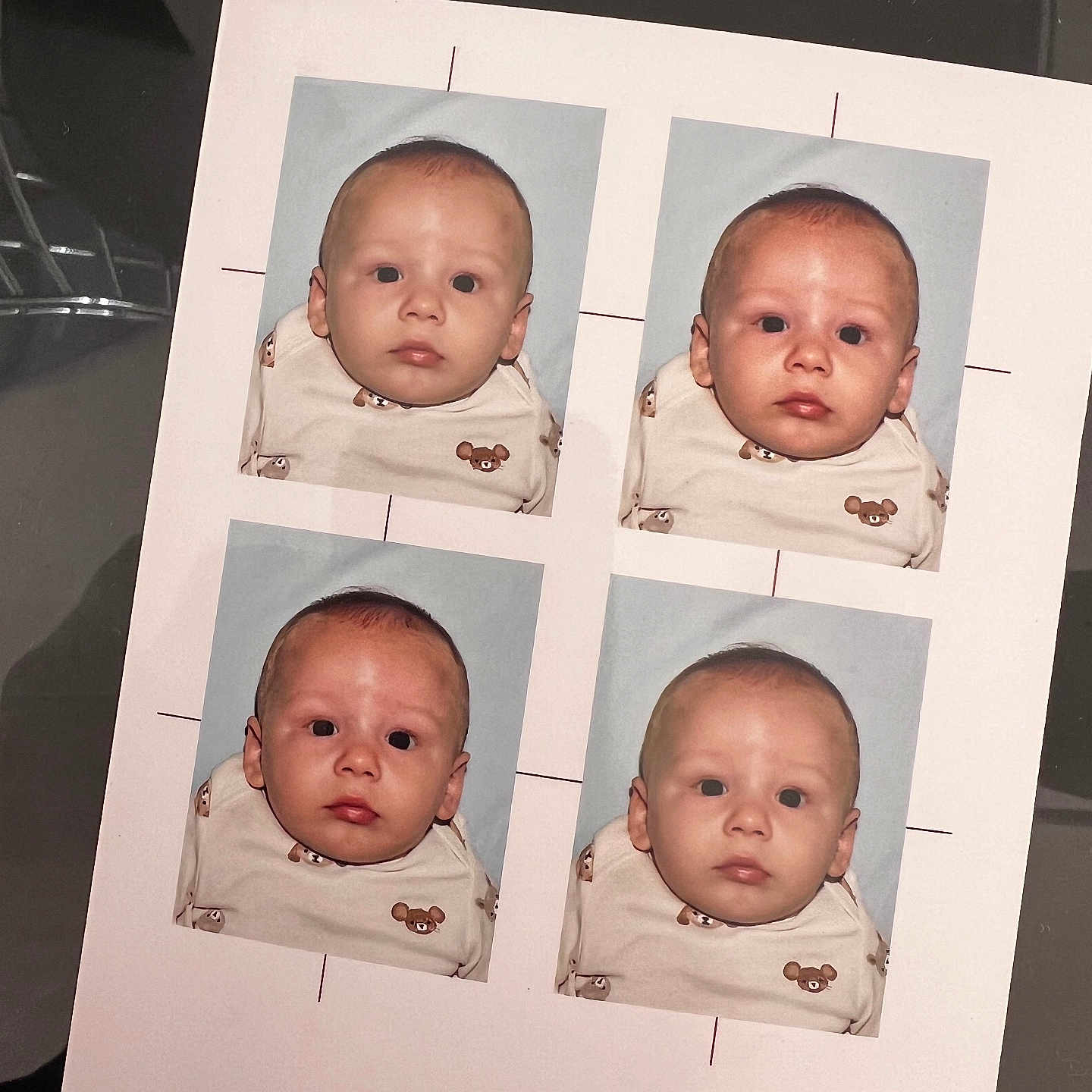 Campa a rejoint le concours — aidez-le/la à gagner de superbes lots ! baby, bear_pattern, blue_background, child, clothing, cute, date_stamp, face, headshot, indoor, infant, measurement, newborn, passport_photo, photo_id, photo_sheet, photograph, portrait, serious_expression, studio_photo