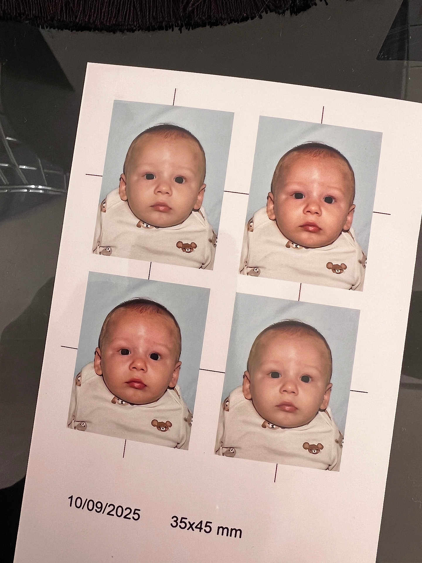 Campa a rejoint le concours — aidez-le/la à gagner de superbes lots ! baby, bear_pattern, blue_background, child, clothing, cute, date_stamp, face, headshot, indoor, infant, measurement, newborn, passport_photo, photo_id, photo_sheet, photograph, portrait, serious_expression, studio_photo