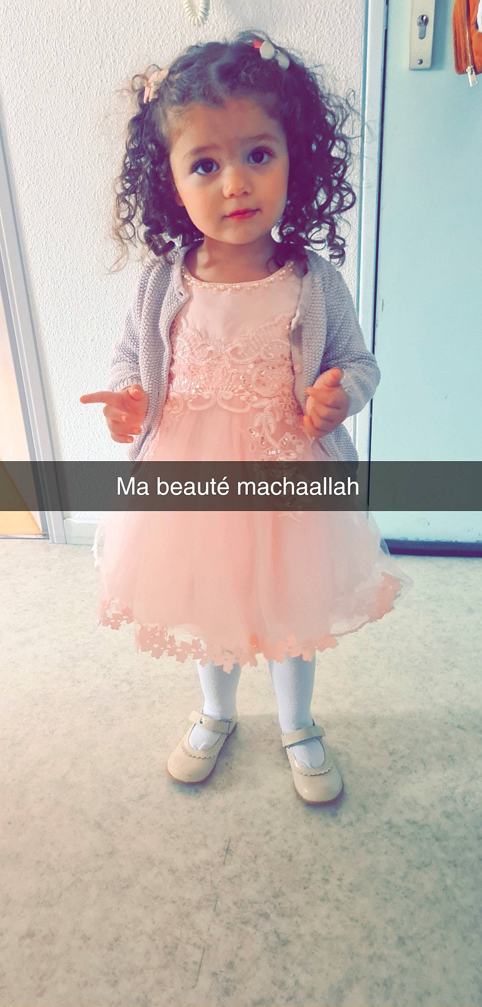 Ayna participe au concours pour gagner de l'argent avec cette photo : baby_toddler_clothing, eyelash, face, footwear, hair, hairstyle, happy, knee, leg, outerwear, person, pink, shoe, shoulder, skin, sleeve, sock, thigh, waist, white
